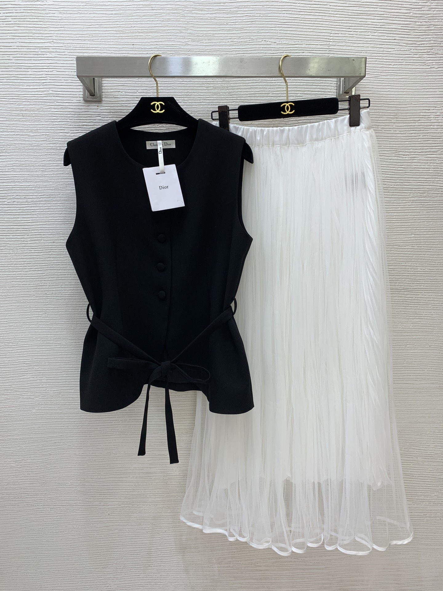 NO:878536,Style number G26060872 Dio* new high-end customized Hepburn style two-piece suit!  Arc hem design buttoned round neck sleeveless vest top (with waist cord) fairy fluttering mesh skirt large hem high waist skirt!  36-38-40-42 (size 38, shoulder width 36, bust 90, mid-back length 57; waist 64-92 elastic, skirt length 90),, dior, skirts,19860909款号G26060872 Dio*新款 高端定制赫本风气质两件套装！弧摆设计系扣圆领无袖马甲上衣(配腰绳)仙气飘飘网纱大裙摆高腰半身裙！36-38-40-42（38码肩宽36,胸围90,后中长57；腰围64～92弹力,裙长90）,,dior,skirts,,Women's clothing