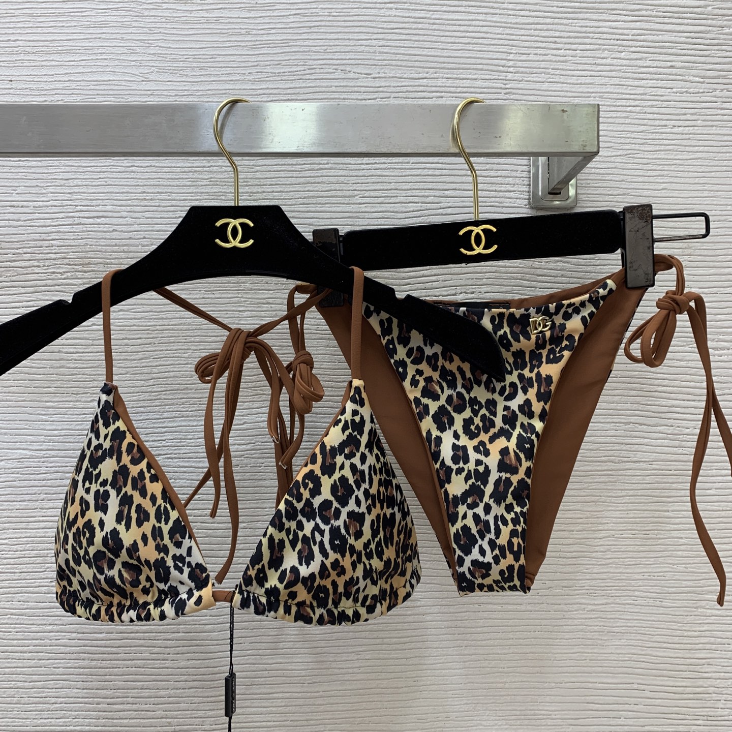 NO:878538,Model No. D26060824 & Dolce & Gabbana DG* new all-over leopard print sexy bikini split swimsuit (with breast pad) retractable drawstring triangle cup halter neck bra underwear metal accessories decorative strap briefs!  A must-have for seaside resort hot spring pools!  Brown, rose red, ,,,Dolce&Gabbana,swimsuits,bikinis,19860909款号D26060824 &杜嘉班纳DG*新款 通体豹纹印花性感比基尼分体泳衣（带胸垫）伸缩抽绳三角杯挂脖文胸内衣金属配件装饰绑带三角内裤！海边度假温泉泳池必备！咖色、玫红、 ,,,Dolce&Gabbana,swimsuits,bikinis,,Women's clothing