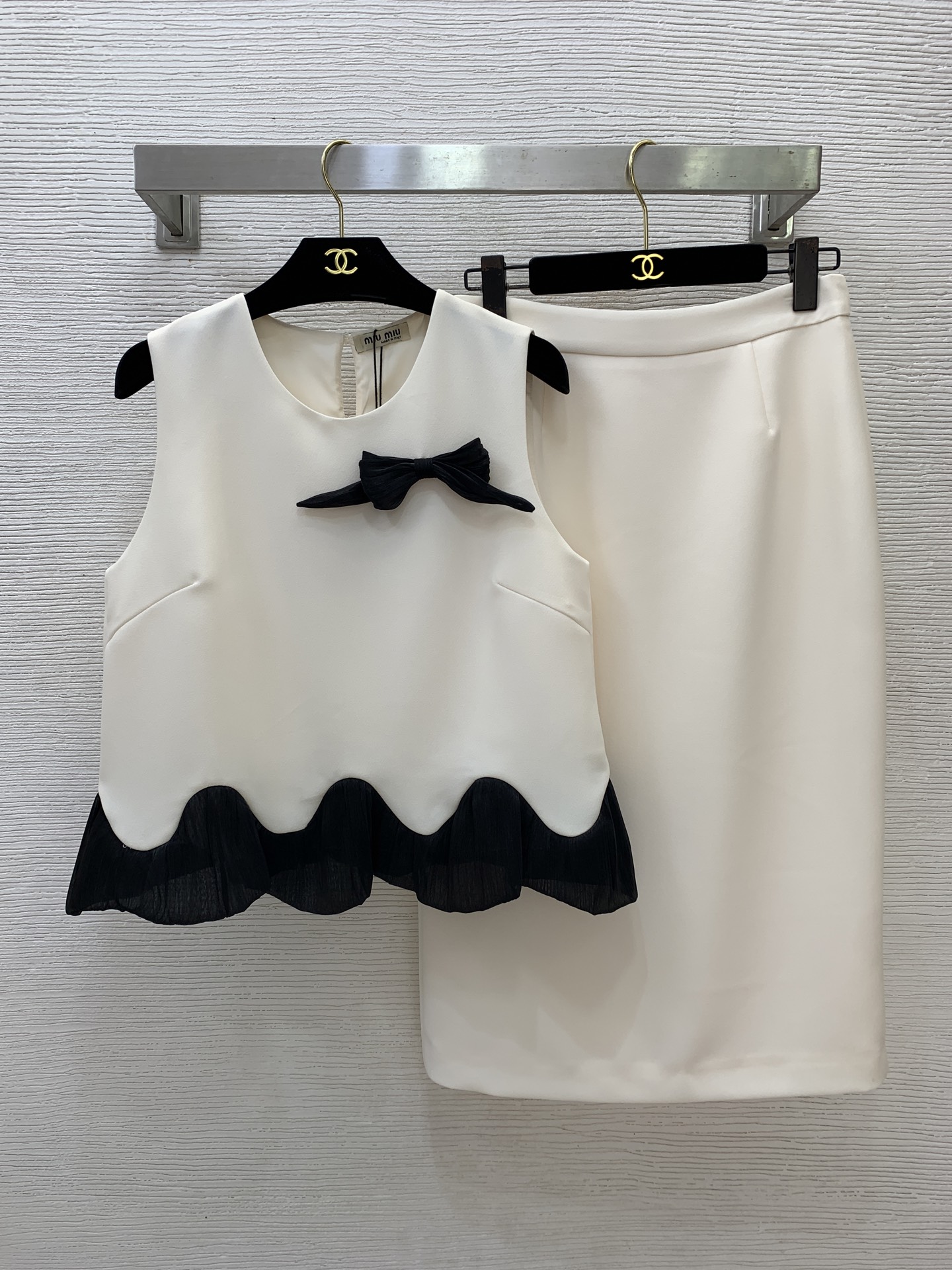 NO:883504,Style No. G26061032 MIUMI*U Miaojia’s new high-end customized French age-reducing temperament two-piece suit!  Loose and versatile sleeveless vest top with contrasting ruffles and bow decoration, high-waisted long slit skirt!  Apricot, black, 36-38-40-42 (38 size bust 92, length 53; waist 70, hip 96, skirt length 73),,miumiu,skirts,19860909款号G26061032 MIUMI*U缪家新款高端定制法式减龄气质两件套装！撞色荷叶边拼接蝴蝶结装饰宽松百搭无袖背心上衣高腰开叉长款半身裙！杏色、黑色、36-38-40-42（38码胸围92,衣长53；腰围70,臀围96,裙长73）,,miumiu,skirts,,Women's clothing
