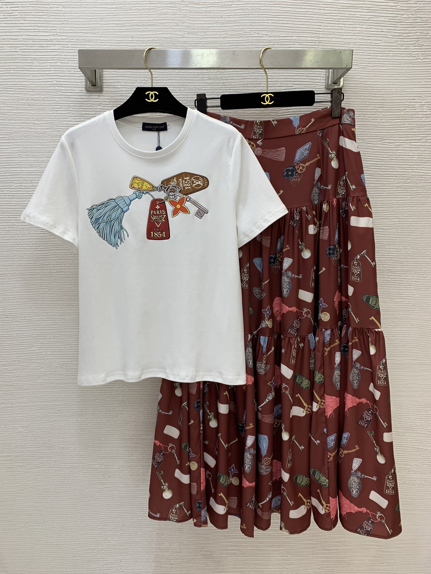 NO:883471,Style number G26061015 LOUIS*LV’s new tassel key pendant pattern printed two-piece set!  Simple and fashionable printed round neck short-sleeved T-shirt top with segmented splicing and long skirt with wide hem!  (XL size shoulder width 38, bust 94, sleeve length 20, dress length 59; waist 80, skirt length 95),,louis vuitton,louis vuitton,louis vuitton,louis vuitton,skirts,T-shirt,tees,t-shirt,19860909款号G26061015 LOUIS*驴家LV新款流苏钥匙挂件图案印花两件套装！简约时尚印花圆领短袖t恤上衣分段式拼接大摆长款半身裙！ （XL码肩宽38,胸围94,袖长20,衣长59；腰围80,裙长95）,,louis vuitton,louis vuitton,louis vuitton,louis vuitton,skirts,T-shirt,tees，t-shirt,,Women's clothing