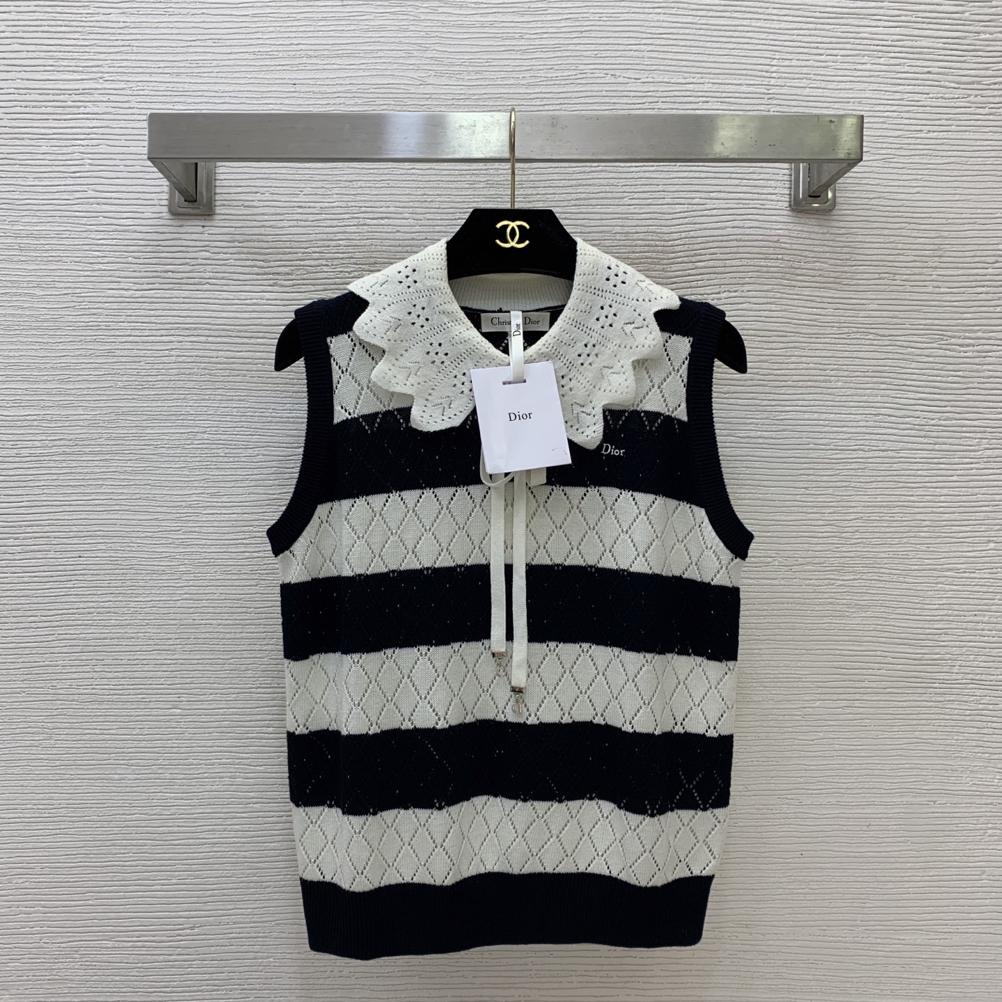 NO:885098,Model No. G26061025 Dio* new high-end customized Tencel fabric, chest letter logo embroidered badge, petal lapel striped knitted sleeveless vest top!  36-38-40 (size 38: bust 90, length 53),,dior,19860909款号G26061025 Dio*新款 高端定制天丝面料、胸前字母logo刺绣胸章花瓣翻领条纹针织无袖背心上衣！36-38-40（38码:胸围90,衣长53）,,dior,,Women's clothing