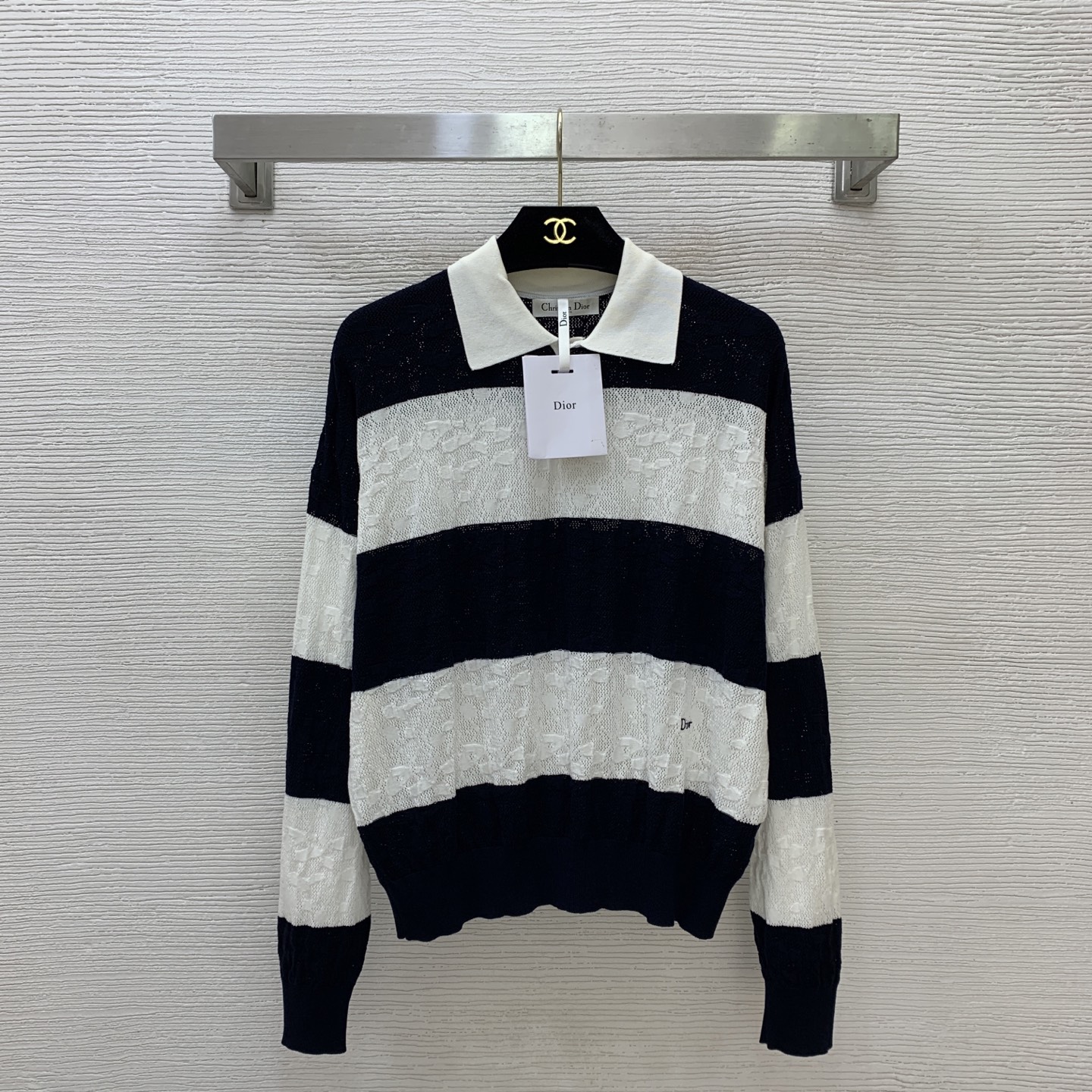 NO:885066,Model No. G26061038 Dio* new high-end customized Tencel fabric letter logo embroidered logo hollow see-through color-blocking jacquard button placket Polo lapel long-sleeved sweater top!  36-38-40 (M size shoulder width 54, bust 106, sleeve length 50, dress length 54),,dior,19860909款号G26061038 Dio*新款 高端定制天丝面料字母logo刺绣徽标镂空透视拼色提花系扣门襟Polo翻领长袖针织衫上衣！36-38-40（M码肩宽54,胸围106,袖长50,衣长54）,,dior,,Women's clothing