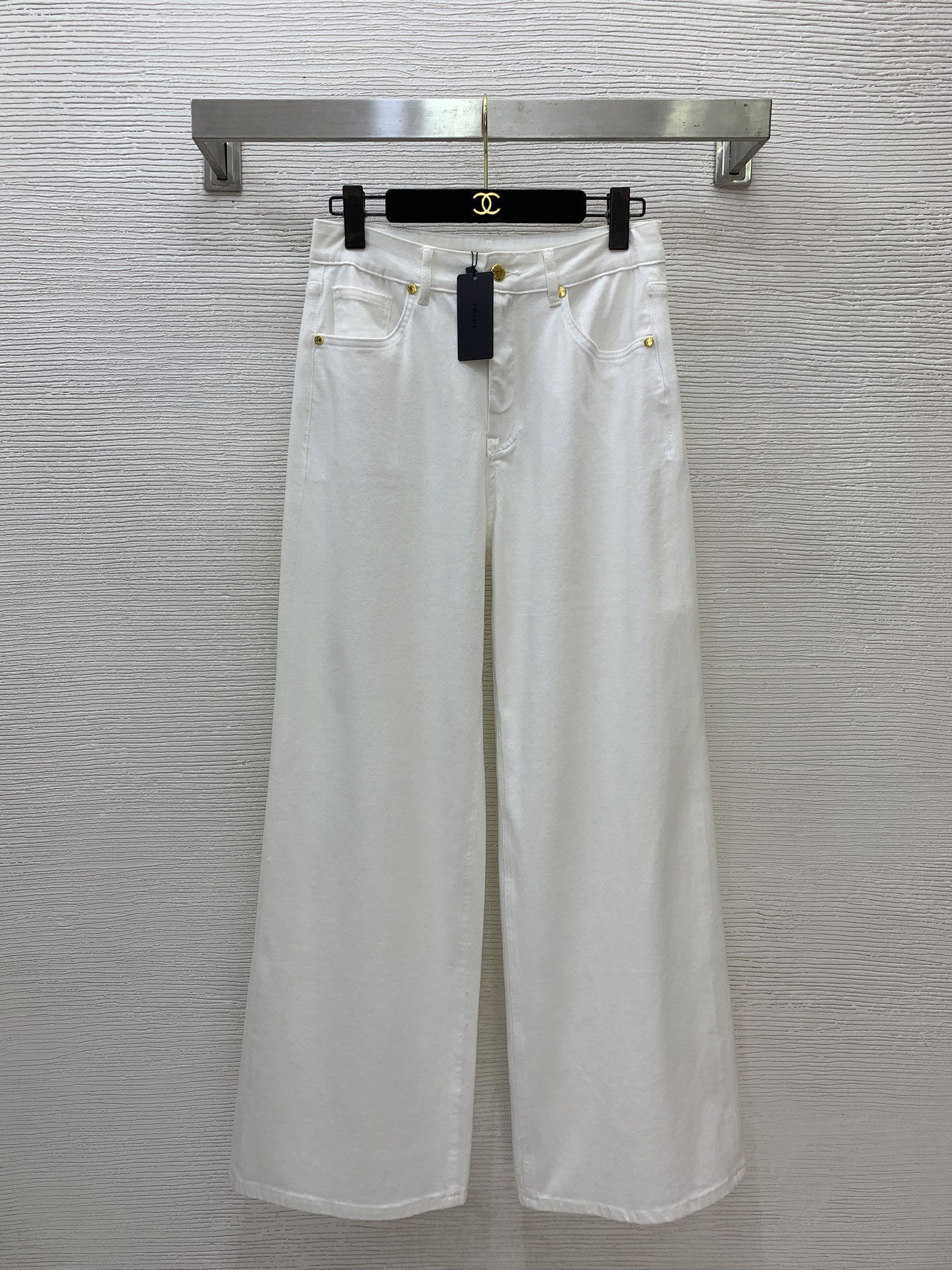 NO:883432,Style No. G26061074 PRAD*A new P family high-end customization, four-sided elastic wash water-soft denim fabric, gold engraved logo hardware accessories, classic inverted triangle logo decoration, loose and versatile straight-leg wide-leg jeans and trousers!  White, blue, 26-27-28-29-30 (size 29 waist 70 medium elastic, hip 98, pants length 107),, prada, jeans,19860909款号G26061074 PRAD*A新款P家高端定制 四面弹洗水软牛仔面料、金色刻logo五金配件经典倒三角标装饰宽松百搭直筒阔腿牛仔裤长裤！白色,蓝色,26-27-28-29-30（29码腰围70中弹力,臀围98,裤长107）,,prada,jeans,,Women's clothing