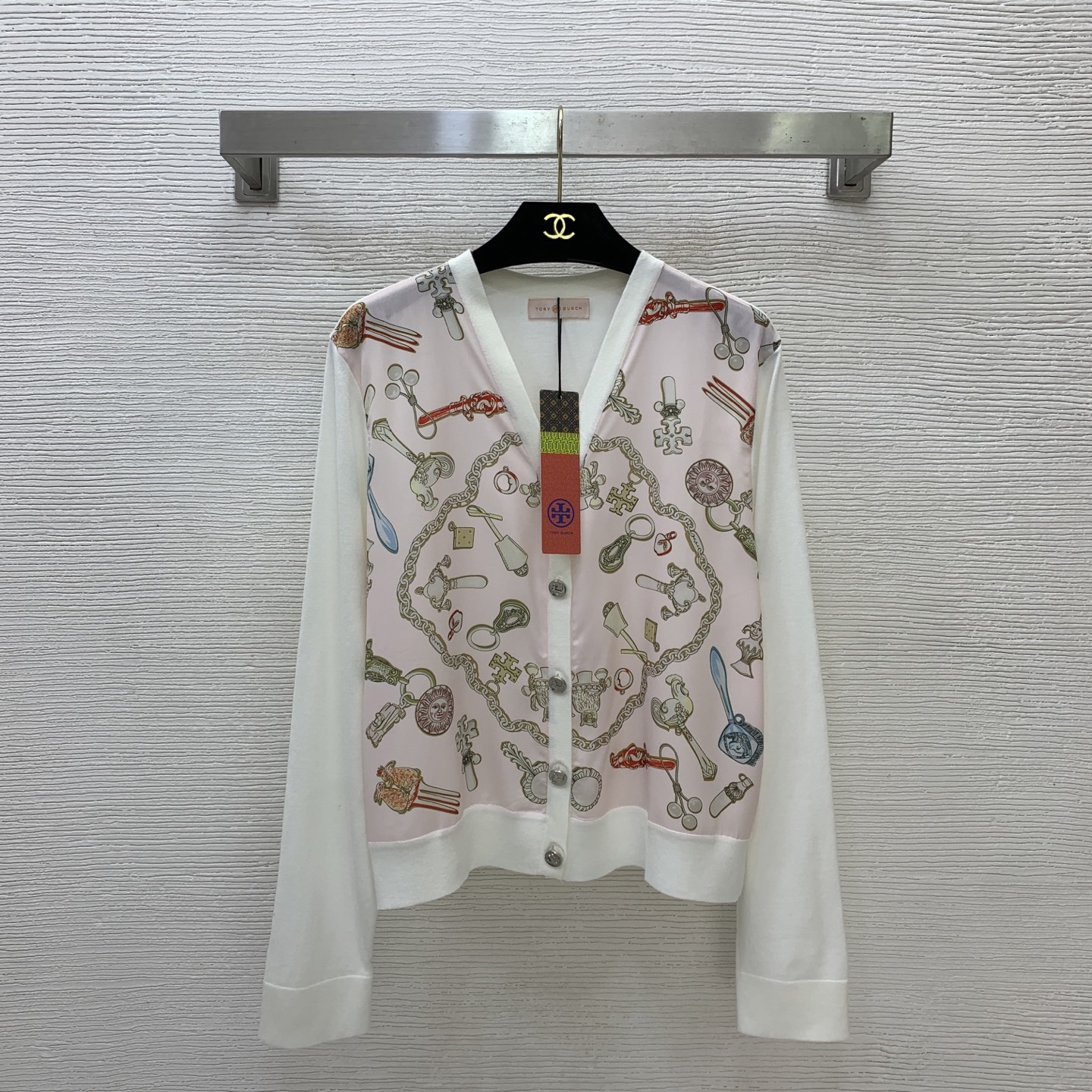 NO:885055,Model No. G26061046 Tory* Tory Burch's new custom-made AB fabric imitation silk chain jewelry pattern print stitching knitted button placket V-neck long-sleeved knitted cardigan top!  (M size shoulder width 40, chest 102, sleeve length 63, dress length 55),,real silk,19860909款号G26061046 Tory*托里伯奇新款定制 AB面料仿真丝链条饰品图案印花拼接针织系扣门襟V领长袖针织开衫上衣！（M码肩宽40,胸围102,袖长63,衣长55）,,real silk,,Women's clothing