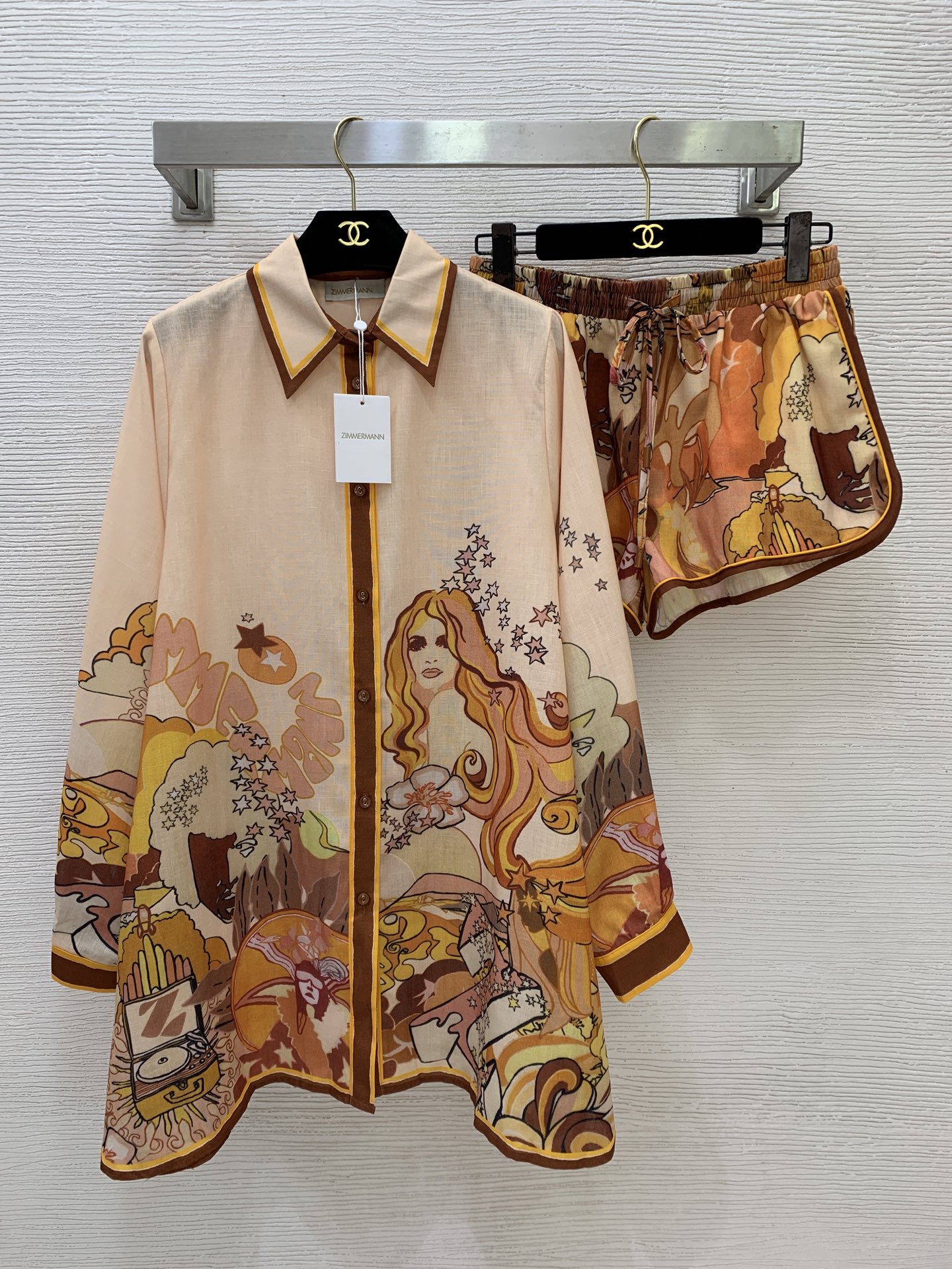 NO:883524,Style No. G26061016 ZIMMERMA*N Zimmerman Australian brand high-end customized linen cotton fabric, retro hand-painted printed portrait star pattern holiday style fashionable two-piece suit!  Loose large button-fly lapel long-sleeved shirt with elastic waist, loose wide-leg curved shorts and hot pants (with pockets on both sides) 1.2.3.4/SMLXL (size 2 shoulder width 37, bust 142, sleeve length 63, dress length 81; elastic waist 68-90, pants length 27),,shorts,19860909款号G26061016 ZIMMERMA*N兹默曼澳洲品牌 高端定制亚麻棉面料、复古手绘印花人像星星图案度假风时尚两件套装！宽松大版系扣门襟翻领长袖衬衣松紧腰宽松阔腿弧边小短裤热裤(两侧有口袋）1.2.3.4/SMLXL（2码肩宽37,胸围142,袖长63,衣长81；腰围68～90松紧弹力,裤长27）,,shorts,,Women's clothing