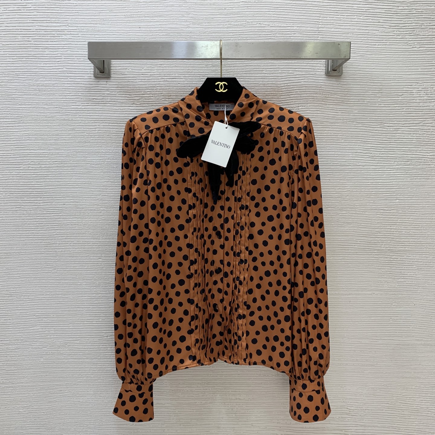 NO:883482,Model No. D26061042 VALENTINO New style custom-made high-end silk satin fabric, pleated button placket, lapel, bow brooch decoration, loose and fashionable polka dot long-sleeved shirt!  (M size has shoulder width 40 with shoulder pads, bust 112, sleeve length 69, dress length 61),,valentino,valentino,brooch,breastpin,real silk,19860909款号D26061042 VALENTINO华伦家新款 定制高级感仿真丝缎面面料、压褶工艺系扣门襟翻领蝴蝶结胸针装饰宽松时尚波点长袖衬衣！（M码肩宽40有垫肩,胸围112,袖长69,衣长61）,,valentino,valentino,brooch，breastpin,real silk,,Women's clothing