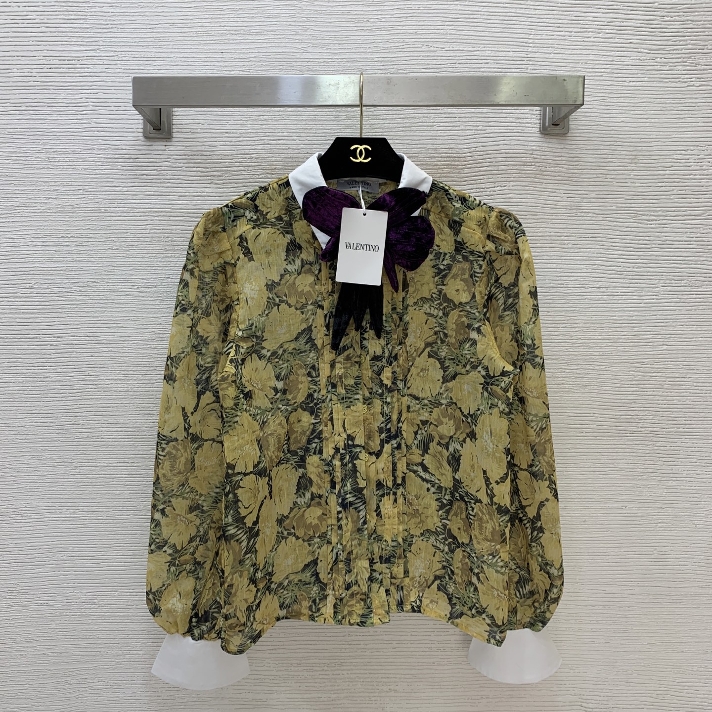NO:883493,Model No. D26061045 VALENTINO New custom-made gilt oil painting flower bloom print, French lazy button placket lapel bow brooch decoration loose and fashionable pinch pleated lantern sleeve long-sleeved shirt!  (M size shoulder width 37, chest 98, sleeve length 65, dress length 60),,valentino,valentino,brooch,breastpin,19860909款号D26061045 VALENTINO华伦家新款 定制鎏金油画感花卉晕染印花、法式慵懒系扣门襟翻领蝴蝶结胸针装饰宽松时尚捏褶灯笼袖长袖衬衣！（M码肩宽37,胸围98,袖长65,衣长60）,,valentino,valentino,brooch，breastpin,,Women's clothing