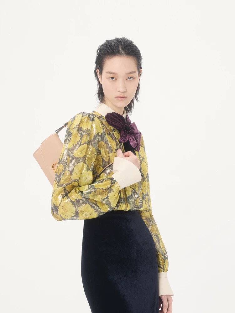 NO:883407,No. D26061045 VALENTINO New custom-made gilt oil painting flower blooming print, French lazy button placket lapel bow brooch decoration loose and fashionable pinch pleated lantern sleeve long-sleeved shirt!  (M size shoulder width 37, chest 98, sleeve length 65, dress length 60), Valentino-clothing, valentino, valentino, brooch, breastpin,19860909号D26061045 VALENTINO华伦家新 定制鎏金油画感花卉晕染印花、法式慵懒系扣门襟翻领蝴蝶结胸针装饰宽松时尚捏褶灯笼袖长袖衬衣！（M码肩宽37,胸围98,袖长65,衣长60）,华伦天奴-服装,valentino,valentino,brooch，breastpin,,Women's clothing