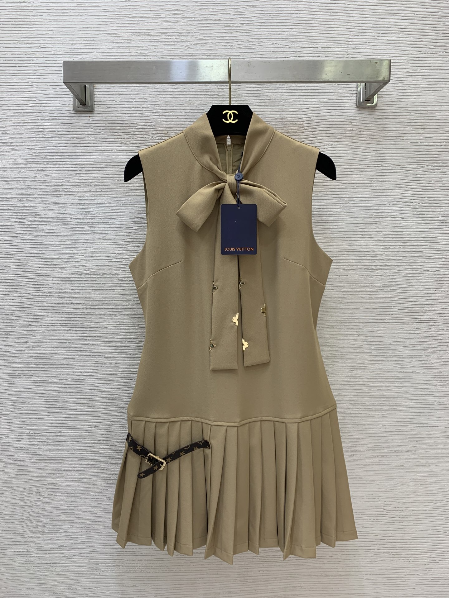 NO:885139,Style No. 26061120 LOUIS*LV’s new custom-made long lace-up bow with floating collar, golden classic petals, four-leaf clover, and custom-made old flower leather buckle decoration on the hem!  A Hepburn-style sleeveless cotton dress with high-temperature shaping pleated and pressed technology!  Khaki, premium black, (M size bust 86, waist 78, skirt length 78),,louis vuitton,louis vuitton,louis vuitton,louis vuitton,skirts,19860909款号26061120 LOUIS*驴家LV新款定制长条系带蝴蝶结飘带领金色经典花瓣四叶草 下摆定制老花皮革卡扣装饰！高温定型百褶压褶工艺赫本风无袖棉质连衣裙！卡其色、高级黑、（M码胸围86,腰围78,裙长78）,,louis vuitton,louis vuitton,louis vuitton,louis vuitton,skirts,,Women's clothing