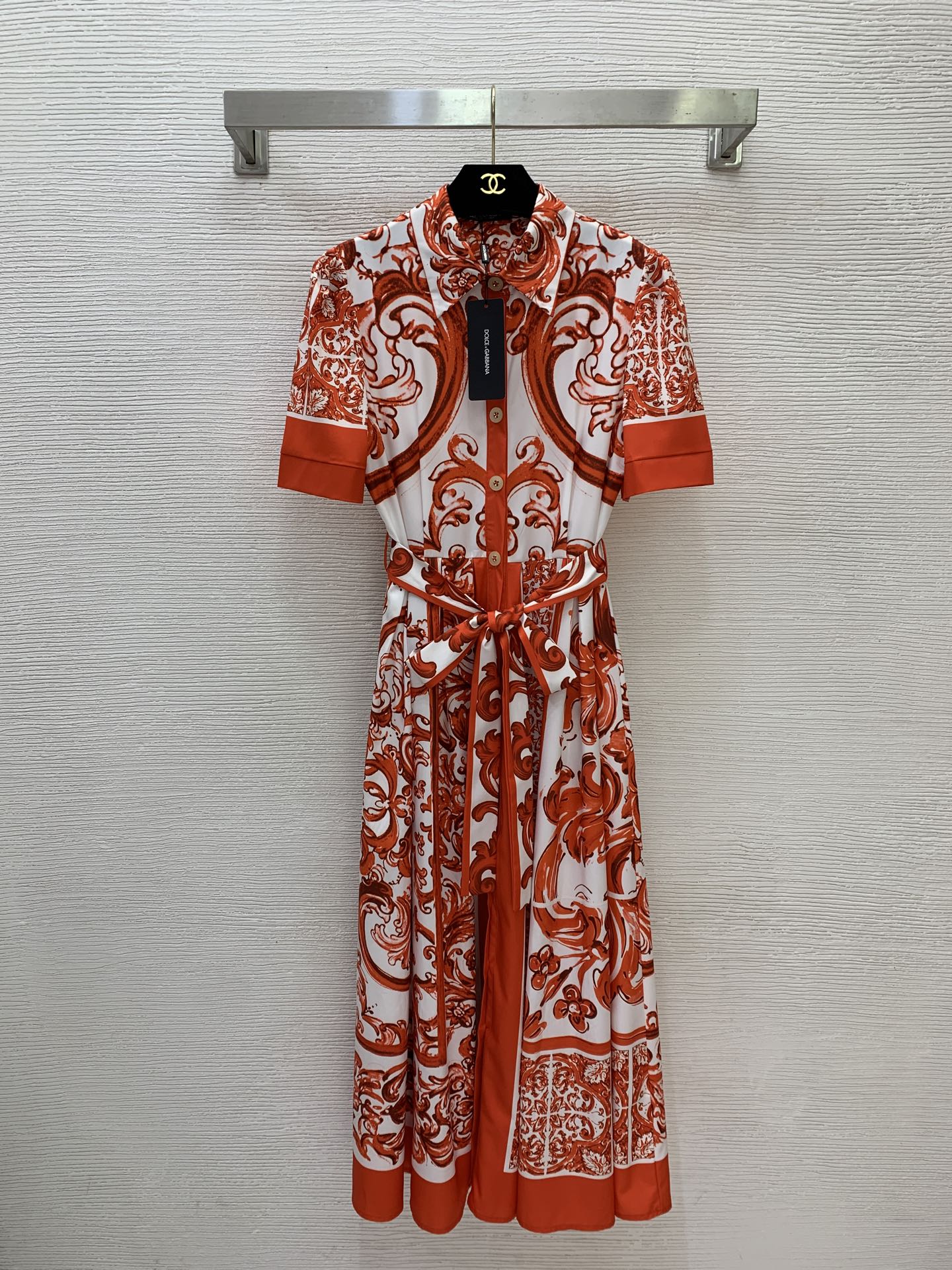 NO:885109,Style No. D61122 & Dolce & Gabbana DG* new fashion retro red ceramic glaze pattern printed fabric, lapel single-row button placket short-sleeved high-waisted slim long dress with wide swing!  (M size shoulder width 36, bust 88, waist 76, sleeve length 26, skirt length 122),,Dolce&Gabbana,skirts,T-shirt,19860909款号D61122 &杜嘉班纳DG*新款时尚复古红色陶瓷釉花纹印花面料、翻领单排系扣门襟短袖高腰显瘦大摆长款连衣裙！ （M码肩宽36,胸围88,腰围76,袖长26,裙长122）,,Dolce&Gabbana,skirts,T-shirt,,Women's clothing