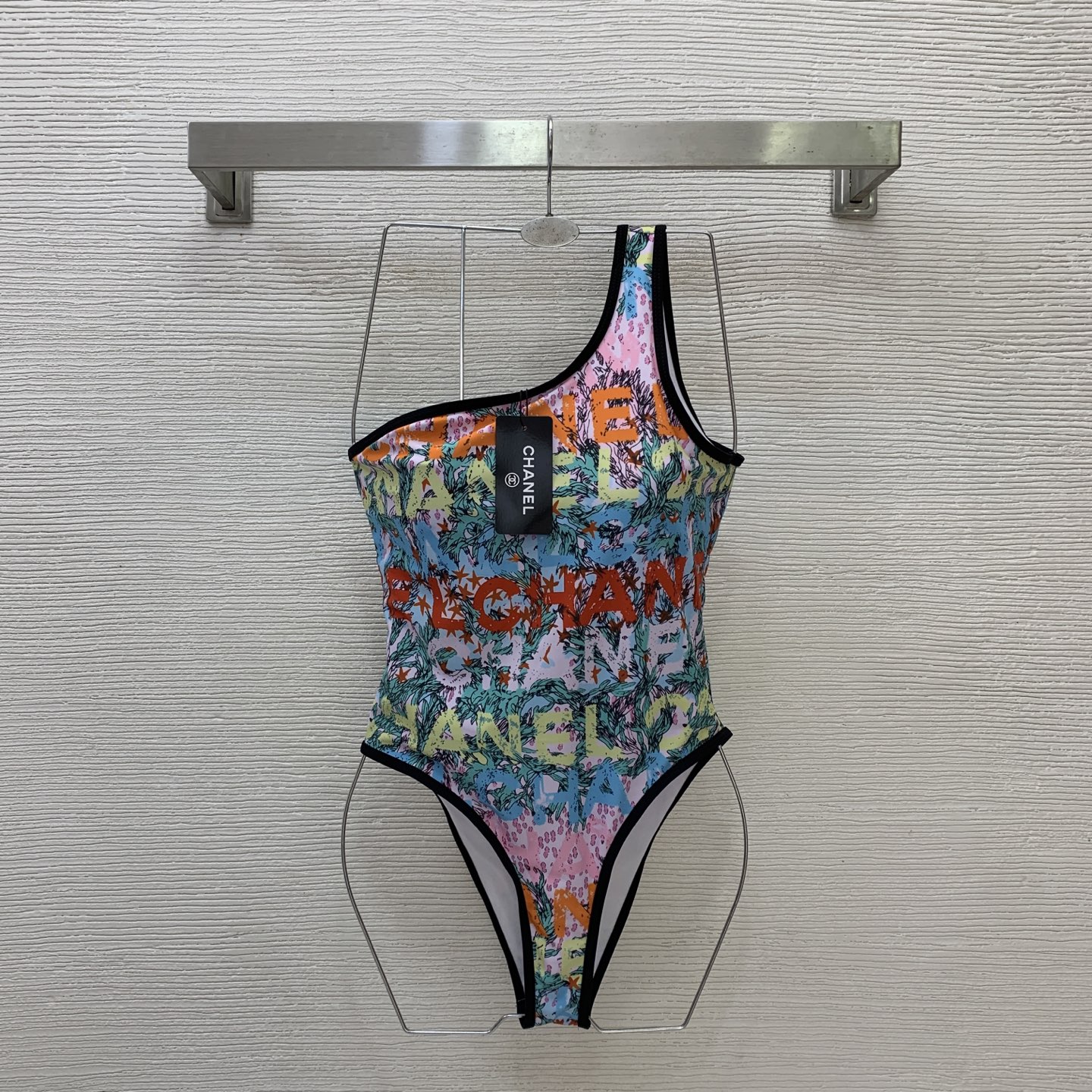 NO:885165,Style No. D26061168 CHANE* Fragrant Grandma’s 26th Spring and Summer New Vibrant Colorful Letters Ocean Contrast Print Summer Atmosphere Item Sloping Shoulder Design High-Elastic Tight One-piece Swimsuit Top!  A must-have for seaside resort hot spring swimming pools!  Color blue, color pink, ,,,chanel,swimsuits,19860909款号D26061168 CHANE*香奶奶26年春夏新款活力四射彩色字母海洋撞色印花夏日氛围单品斜肩设计高弹力紧身连体泳衣上衣！海边度假温泉游泳池必备！彩色蓝、彩色粉、  ,,,chanel,swimsuits,,Women's clothing