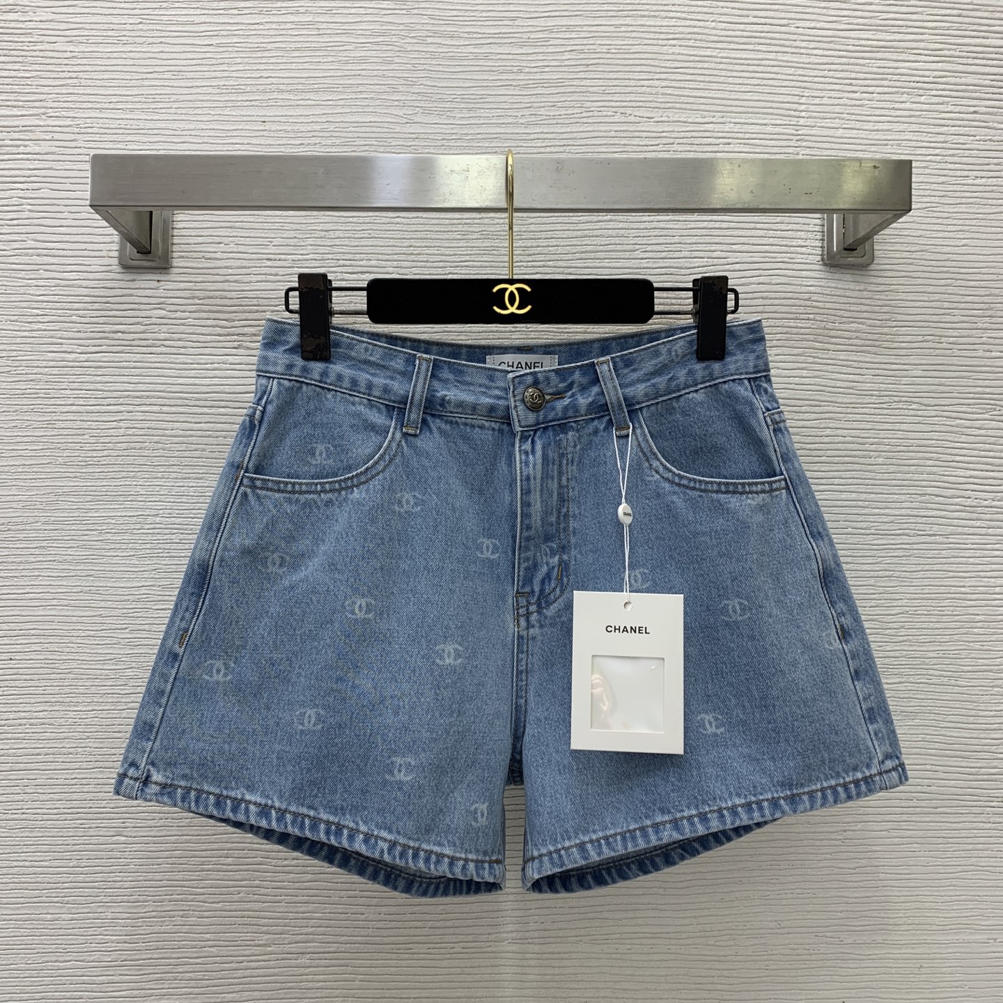 NO:883193,No. G26061282 CHANE*L new high-end customized washed denim cotton double C letter printed YKK zipper fly, high waist slimming denim shorts!  34.36.38/SML (size 36: waist 70 non-elastic, hips 104, pants length 34), Chanel-clothing, chanel, chanel, shorts,19860909号G26061282 CHANE*L新 高端定制洗水牛仔棉双C字母印花YKK拉链门襟、高腰显瘦牛仔短裤！34.36.38/SML（36码:腰围70无弹力,臀围104,裤长34）,香奈儿-服装,chanel,chanel,shorts,,Women's clothing