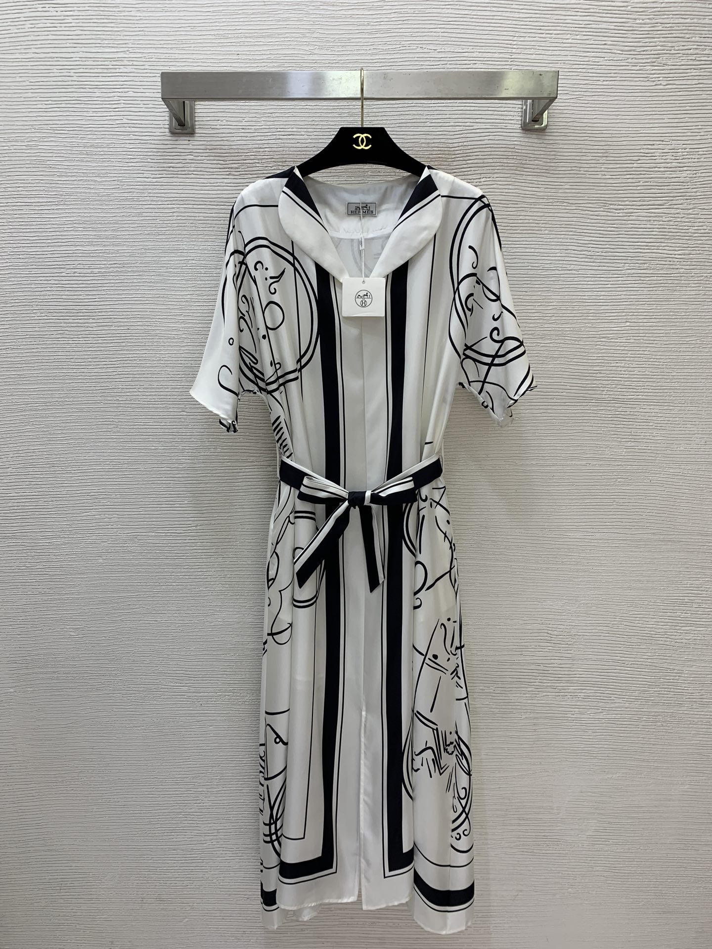 NO:885148,Model number G26061125 HERM*S new high-end boutique customization uses 19 mm heavyweight silk twill fabric, and the lining is also mulberry silk!  H family’s classic circular corrugated circle pattern print, loose version, fashionable and versatile flip-collar luxury holiday style silk dress!  Light blue, blue, white, (S size bust 104, raglan sleeve length 39, skirt length 119),,hermes,skirts,real silk,19860909款号G26061125 HERM*S新款 高端精品定制采用19姆米重磅真丝斜纹绸面料、内衬也是桑蚕丝！H家经典环形波纹圆圈图案印花、宽松版时尚百搭翻盖领轻奢度假风真丝连衣裙！浅蓝色、蓝色、白色 、 （S码胸围104,连肩袖长39,裙长119）,,hermes,skirts,real silk,,Women's clothing