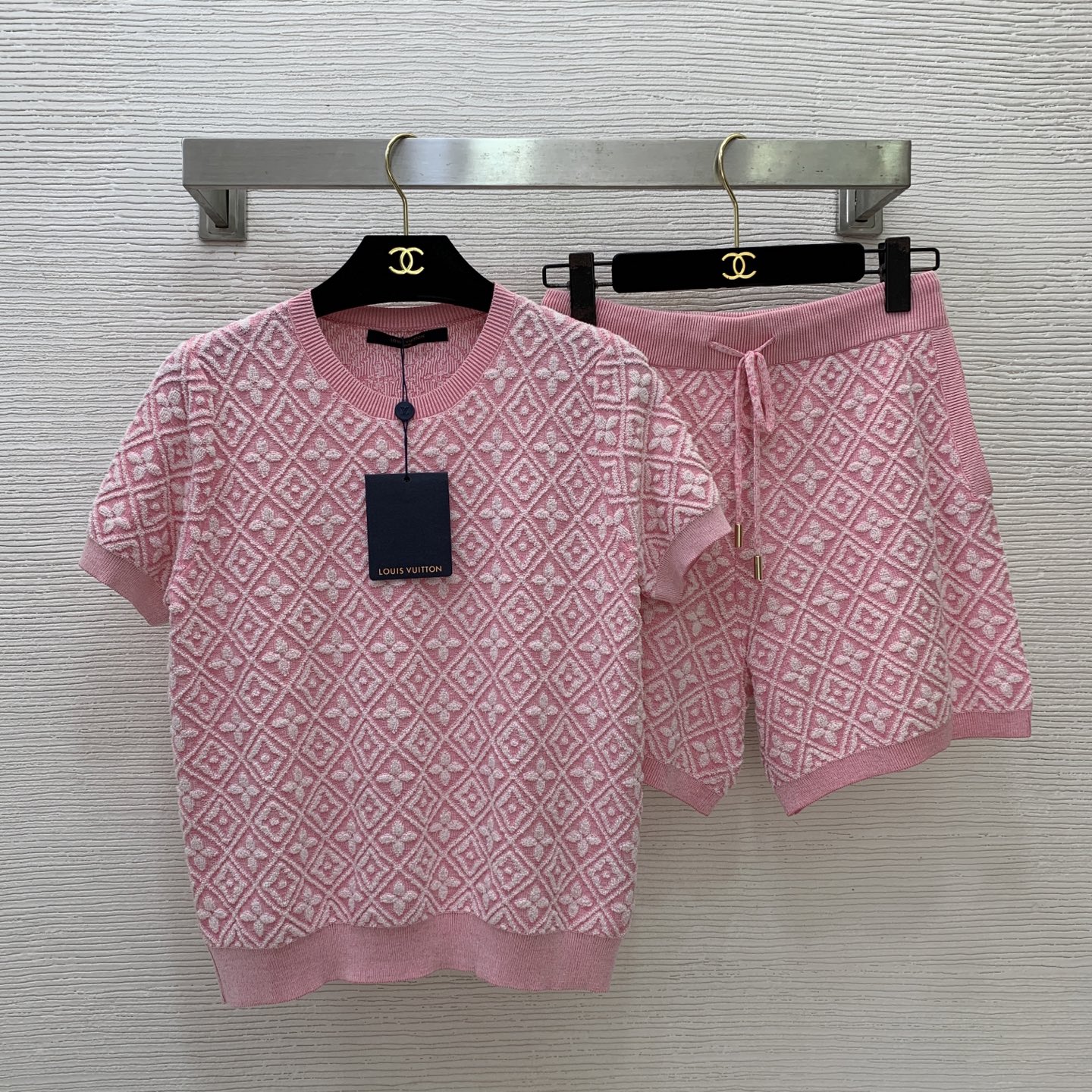 NO:885130,Pants Top Style No. G26061173 LOUIS*LV’s new high-end customized wool yarn three-dimensional logo terry velvet fabric temperament and fashionable two-piece suit!  Versatile and stylish ribbed round neck short-sleeved sweater top drawstring mid-high waist knitted shorts!  Pink, (M size bust 86, sleeve length 18, dress length 54; waist 64~78 stretch, hip 96, pants length 37),, louis vuitton, louis vuitton, louis vuitton, louis vuitton, shorts, T-shirt,19860909裤子 上衣 款号G26061173 LOUIS*驴家LV新款高端定制羊毛纱线立体logo毛巾绒面料气质时尚两件套装！百搭洋气螺纹边圆领短袖针织衫上衣抽绳中高腰针织小短裤！粉色,（M码胸围86,袖长18,衣长54；腰围64～78弹力,臀围96,裤长37）,,louis vuitton,louis vuitton,louis vuitton,louis vuitton,shorts,T-shirt,,Women's clothing