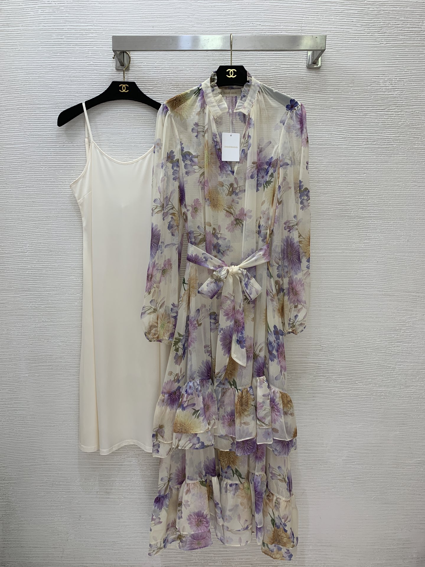 NO:885190,Style No. G25061176 ZIMMERMAN* ZIMMERMAN Australian brand, high-end customized silk blended elegant see-through fabric, purple flower print ruffle stitching, large skirt, long V-neck lantern sleeve long-sleeved dress, solid color inner suspender skirt!  1.2.3.4/SMLXL (size 3: shoulder width 42, bust 116, sleeve length 68, skirt length 134; inner bust 88 super elastic, total length 96 excluding shoulder straps),,skirts,real silk,19860909款号G25061176 ZIMMERMAN*兹默曼澳洲品牌 高端定制真丝混纺飘逸透视面料、紫色系花朵印花荷叶边拼接大裙摆长款V领灯笼袖长袖连衣裙纯色内搭吊带打底裙！1.2.3.4/SMLXL（3码:肩宽42,胸围116,袖长68,裙长134；内搭胸围88超弹力,总长96不含肩带）,,skirts,real silk,,Women's clothing