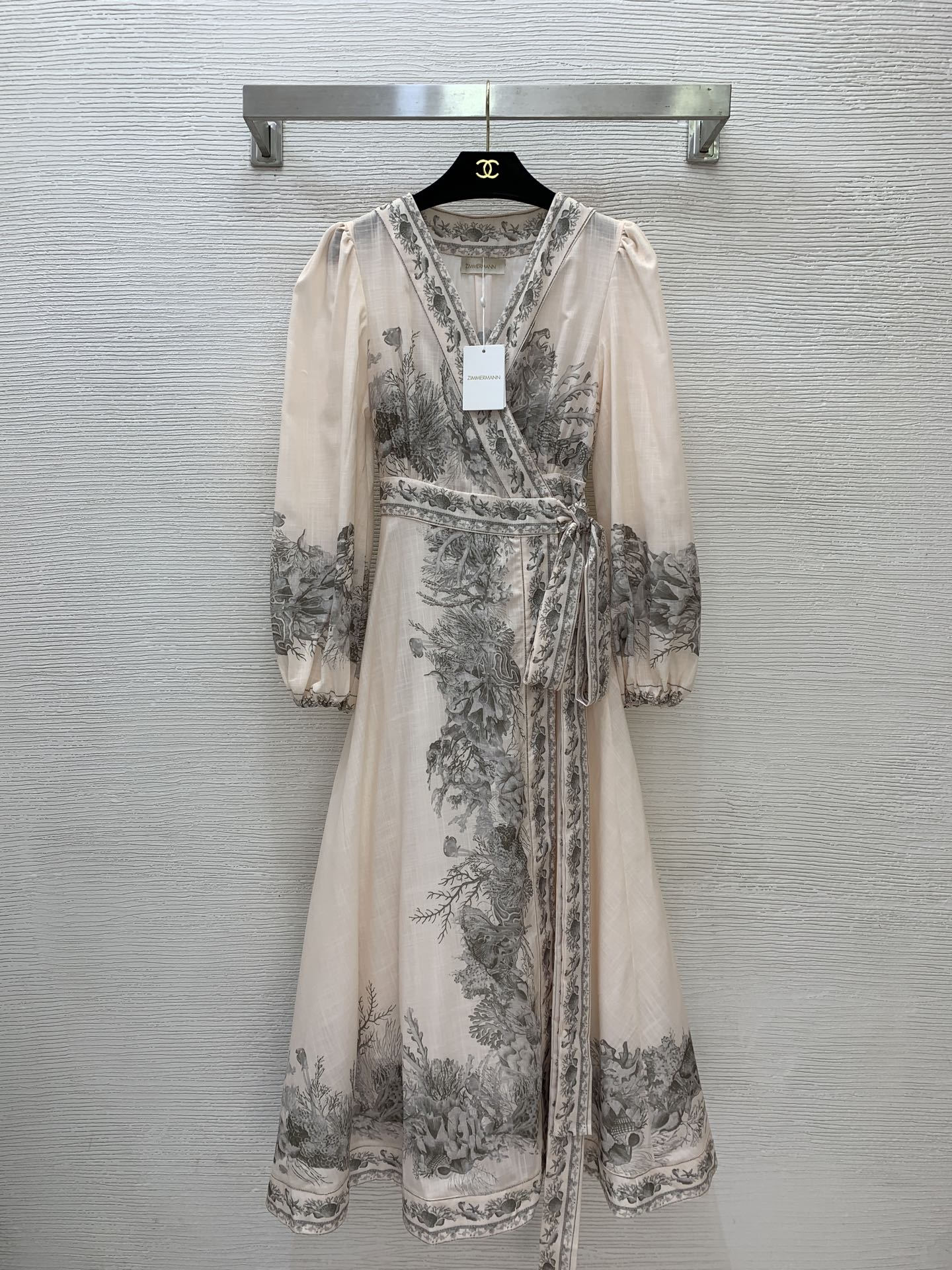 NO:885208,Style number G260611132 ZIMMERMA*N Australian brand high-end customized cotton and linen blended fabrics, underwater world shell pattern printing, one-piece wrap strap design deep V-neck lantern long-sleeved bohemian resort style dress!  1.2.3.4/SMLXL (size 2 bust 82~90, waist 70, sleeve length 59, skirt length 123),,skirts,19860909款号G260611132 ZIMMERMA*N兹默曼澳洲品牌高端定制棉麻混纺面料、海底世界贝壳图案印花、一片式裹身绑带设计深V领灯笼长袖波西米亚度假风连衣裙！1.2.3.4/SMLXL（2码胸围82~90,腰围70,袖长59,裙长123）,,skirts,,Women's clothing