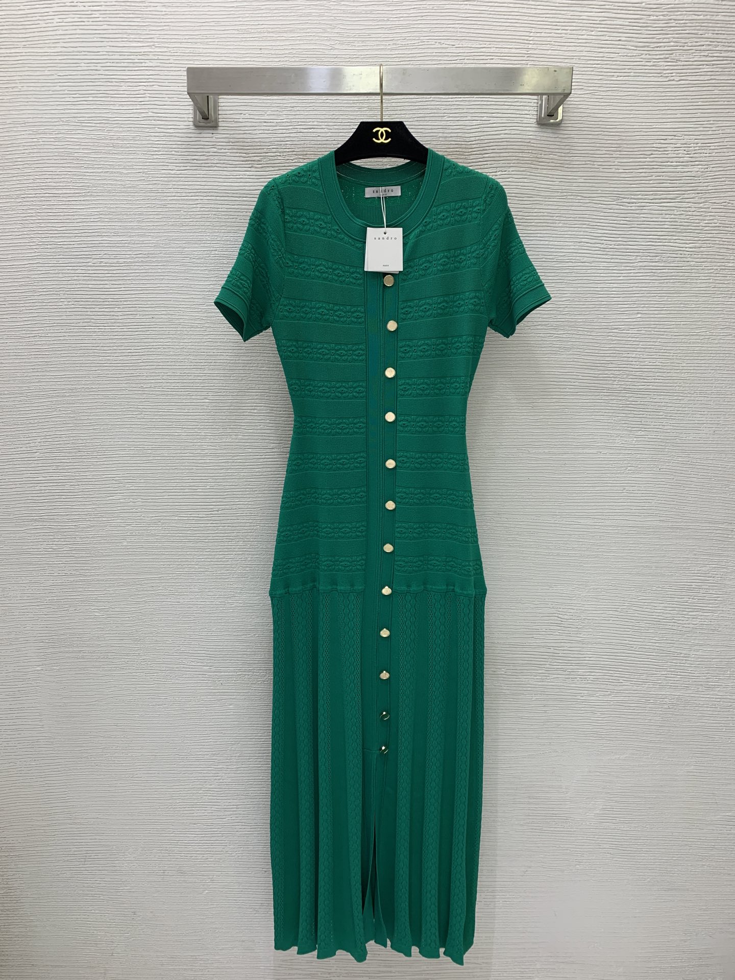 NO:885087,Style No. D61082 Sandr*o French style new style, elegant French style hollow see-through jacquard single-breasted decoration, slit round neck, slim fit, pleated skirt, short-sleeved knitted dress!  Green, blue, white, (M size bust 78, waist 66, sleeve length 21, skirt length 131),,skirts,T-shirt,19860909款号D61082 Sandr*o法单新款 气质高雅法式镂空透视提花单排扣装饰、开叉圆领修身显瘦压褶裙摆短袖针织连衣裙！绿色、蓝色、白色、（M码胸围78,腰围66,袖长21,裙长131）,,skirts,T-shirt,,Women's clothing