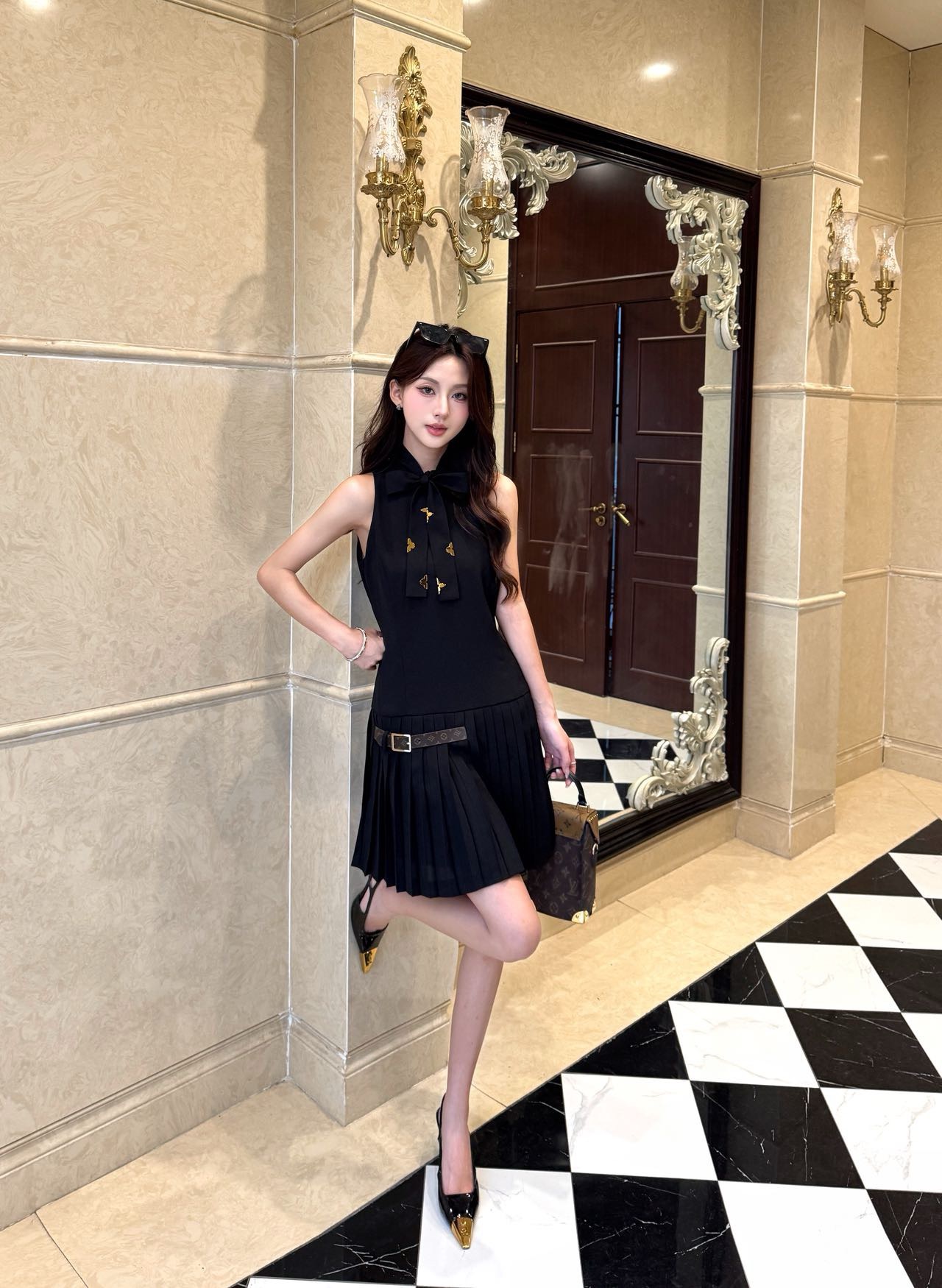 NO:883205,No. 26061120 LOUIS*LV’s new custom-made long lace-up bow with floating collar, golden classic petals, four-leaf clover, and custom-made old flower leather buckle decoration on the hem!  A Hepburn-style sleeveless cotton dress with high-temperature shaping pleated and pressed technology!  Khaki, premium black, (M size bust 86, waist 78, skirt length 78), Louis Vuitton-clothing,louis vuitton,louis vuitton,louis vuitton,louis vuitton,louis vuitton,skirts,19860909号26061120 LOUIS*驴家LV新定制长条系带蝴蝶结飘带领金色经典花瓣四叶草 下摆定制老花皮革卡扣装饰！高温定型百褶压褶工艺赫本风无袖棉质连衣裙！卡其色、高级黑、（M码胸围86,腰围78,裙长78）,路易威登-服装,louis vuitton,louis vuitton,louis vuitton,louis vuitton,louis vuitton,skirts,,Women's clothing