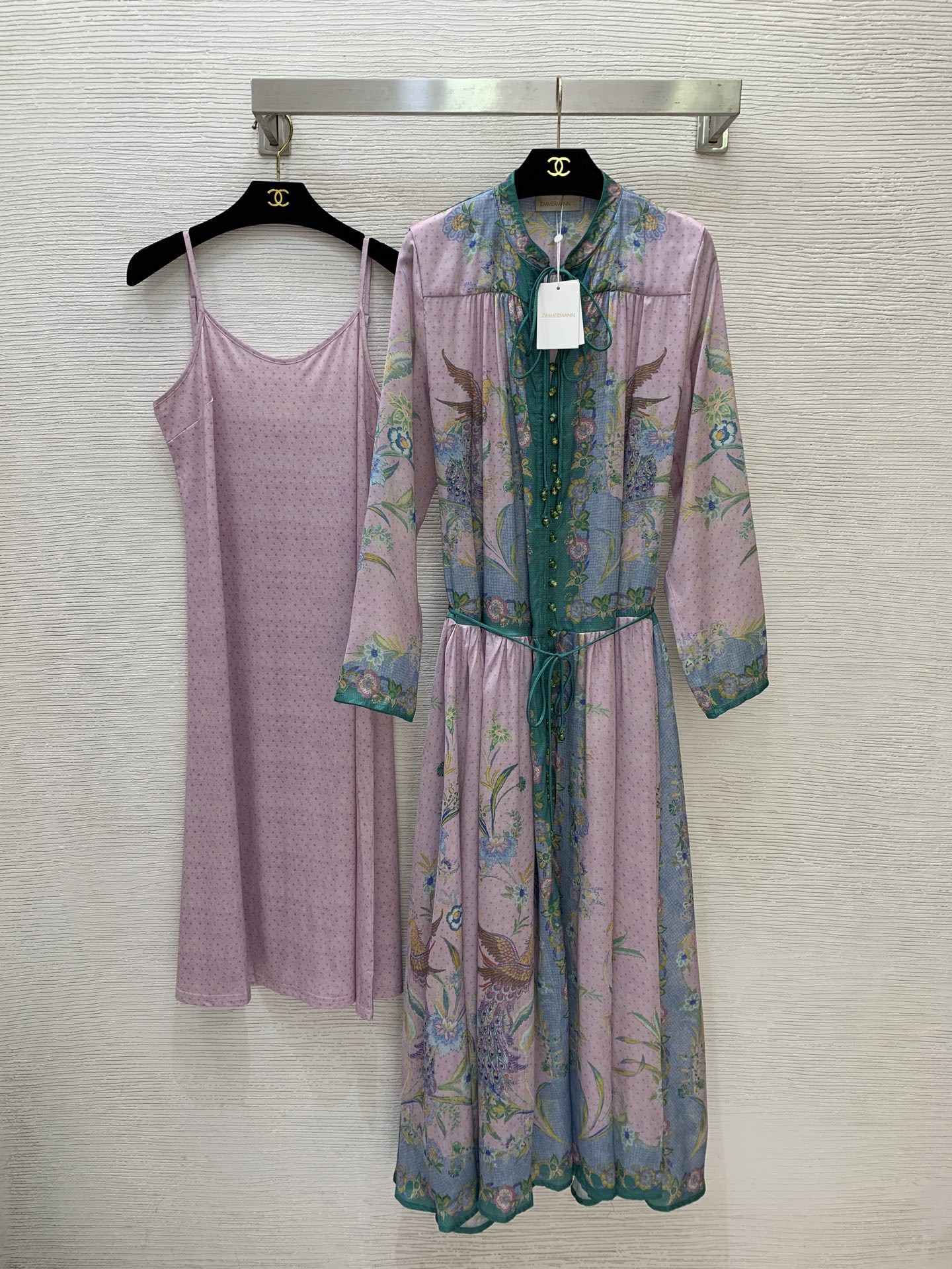 NO:883225,No. G26061168 ZIMMERMA*N Zimmerman Australian brand, high-end customized high-end silk satin fabric, pink and green contrasting retro flower and bird all over small flower print, stand-up collar, tie and pleat technology, contrasting placket, single-breasted long sleeves, full of gentleness and elegance!  The lower body skirt has a large umbrella-shaped skirt that hides the flesh and looks slimming. The polka-dot printed long dress is paired with an elastic suspender bottoming skirt!  1.2.3.4/SMLXL (Size 2, shoulder width 38, bust 114, sleeve length 60, skirt length 133; inner bust 88, total length 95 excluding shoulder straps), Zimmerman-clothing, skirts,19860909号G26061168 ZIMMERMA*N兹默曼澳洲品牌 高端定制高级感丝缎面料、粉绿撞色复古花鸟满身小花朵印花立领系带捏褶工艺、撞色门襟单排扣长袖温柔贵气感十足 ！下身裙摆大幅度伞状裙摆藏肉显瘦长连衣裙波点印花内搭弹力吊带打底裙！1.2.3.4/SMLXL（2码肩宽38,胸围114,袖长60,裙长133；内搭胸围88,总长95不含肩带）,兹默曼-服装,skirts,,Women's clothing