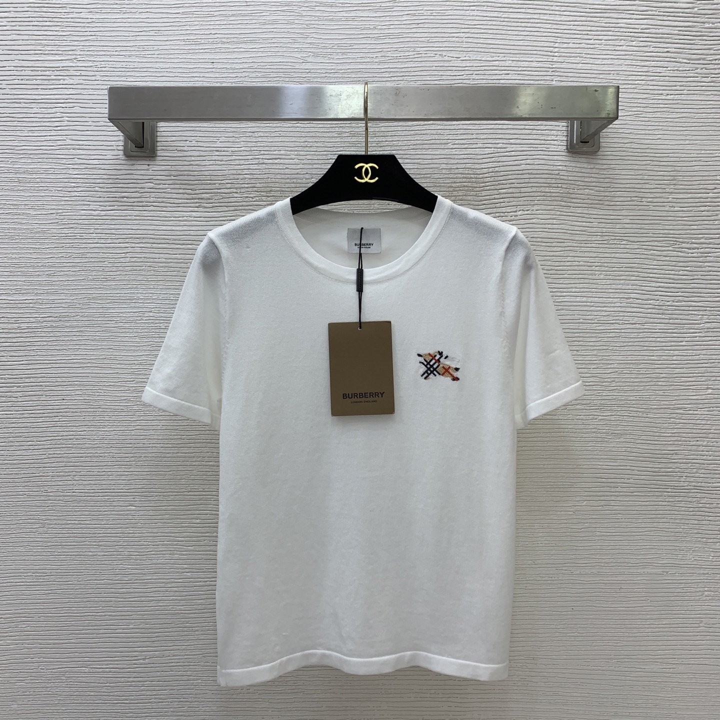 NO:883348,No. D26061143 BURBERR*Y New B’s customized classic knight’s horse embroidered badge, simple and fashionable square round neck pullover short-sleeved sweater top!  Pink, white, black, (M size bust 80, sleeve length 20, dress length 54), Burberry-clothing, burberry, T-shirt,19860909号D26061143 BURBERR*Y新 B家定制经典骑士战马刺绣胸章、简约时尚大方圆领套头短袖针织衫上衣！粉色、白色、黑色、（M码胸围80,袖长20,衣长54）,博柏利-服装,burberry,T-shirt,,Women's clothing
