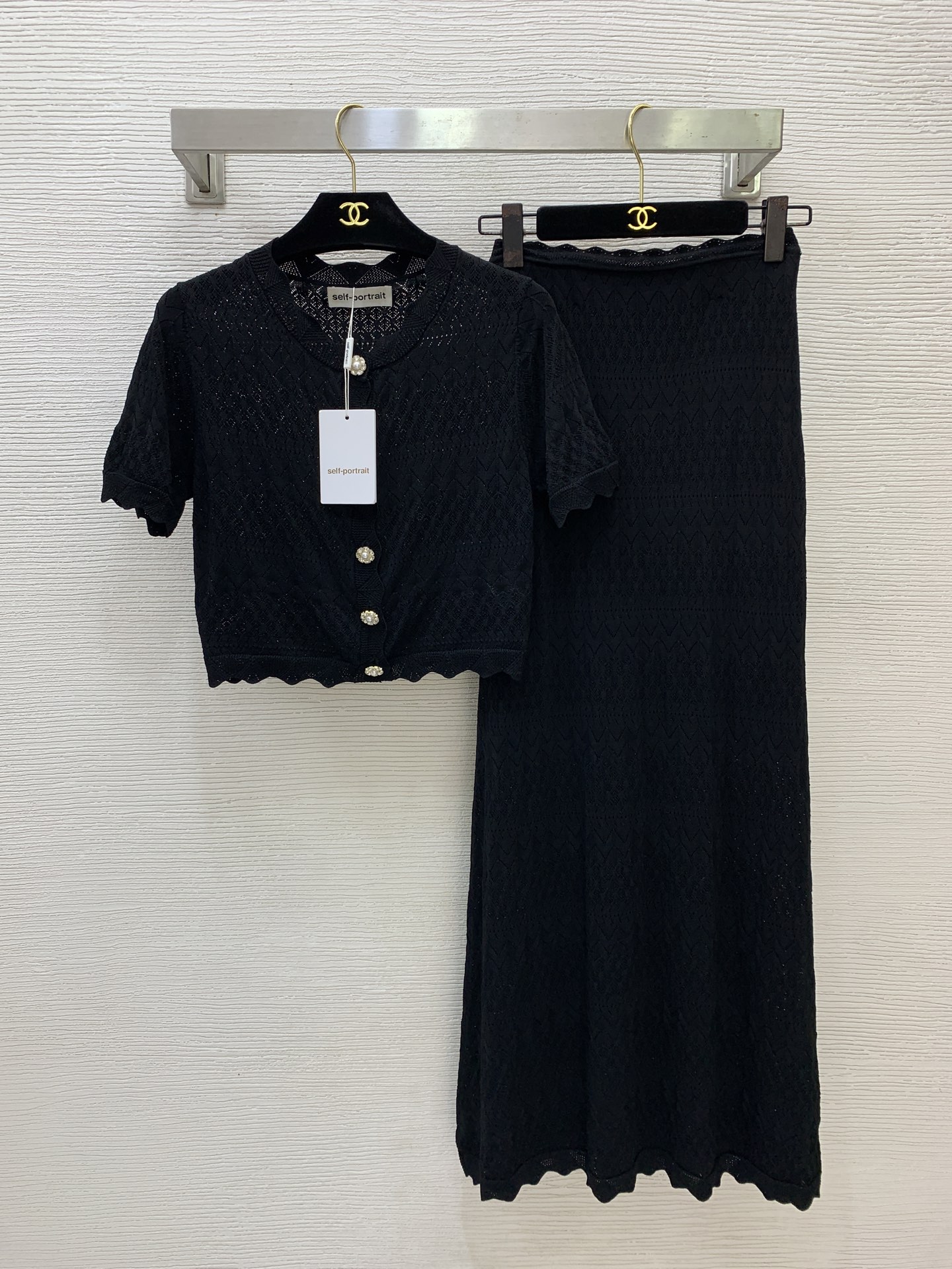 NO:889468,No. D62208 Self-Portrai*2026 new SP home new two-piece set!  Hollow mesh holes, see-through knitted wavy edge design, pearl and rhinestone inlaid single-row buttons, slimming top, high-waisted elastic long skirt suit!  Black, white, fresh green, (M size bust 74, sleeve length 21, dress length 41; waist 60-78 elastic, skirt length 94), women's clothing, skirts,19860909号D62208 Self-Portrai*2026年新SP家新两件套！镂空网眼孔透视针织波浪边设计珍珠水钻镶嵌单排纽扣气质显瘦上衣高腰弹力长半身裙套装！黑色、白色、清新绿、 （M码胸围74,袖长21,衣长41；腰围60～78弹力,裙长94）,女装,skirts,,Women's clothing