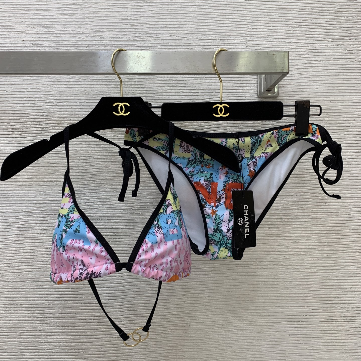 NO:885199,Style No. D26061173 CHANE* Fragrant Grandma's 26th Spring and Summer New Vibrant Color Letters Ocean Contrast Print Summer Atmosphere Items Drawstring Triangular Cup Cover Halter Neck Strap Bra Top Strap Triangle Briefs, Swimming Bikini Split Swimsuit!  A must-have for seaside resort hot spring swimming pools!  Color blue, color pink, ,,,chanel,swimsuits,bikinis,19860909款号D26061173 CHANE*香奶奶26年春夏新款活力四射彩色字母海洋撞色印花夏日氛围单品抽绳三角杯罩挂脖绑带文胸上衣绑带三角内裤、游泳比基尼分体泳衣！海边度假温泉游泳池必备！彩色蓝、彩色粉、  ,,,chanel,swimsuits,bikinis,,Women's clothing