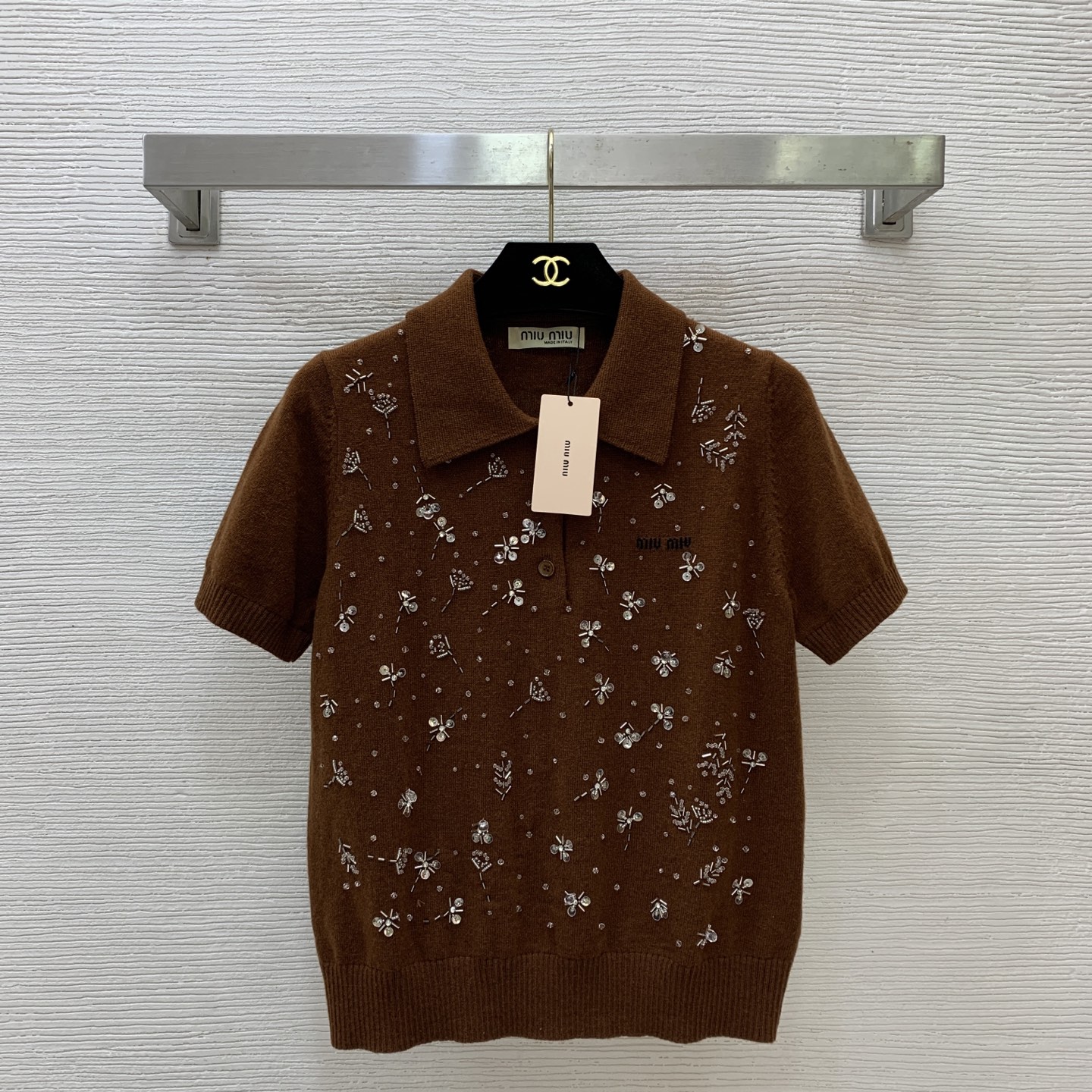 NO:888747,Model No. G26061364 MIUMI*U new high-end customized cashmere is soft and skin-friendly!  Heavy sequins, diamond embroidery beads and button placket Polo lapel short-sleeved sweater top!  Gray, navy blue, brown, 36.38.40 (38 size bust 86, sleeve length 20, dress length 54),,miumiu,T-shirt,19860909款号G26061364 MIUMI*U缪家新款 高端定制山羊绒软糯亲肤！重工亮片镶钻绣珠装饰系扣门襟Polo翻领短袖针织衫上衣！灰色、藏青色、咖色、36.38.40（38码胸围86,袖长20,衣长54）,,miumiu,T-shirt,,Women's clothing