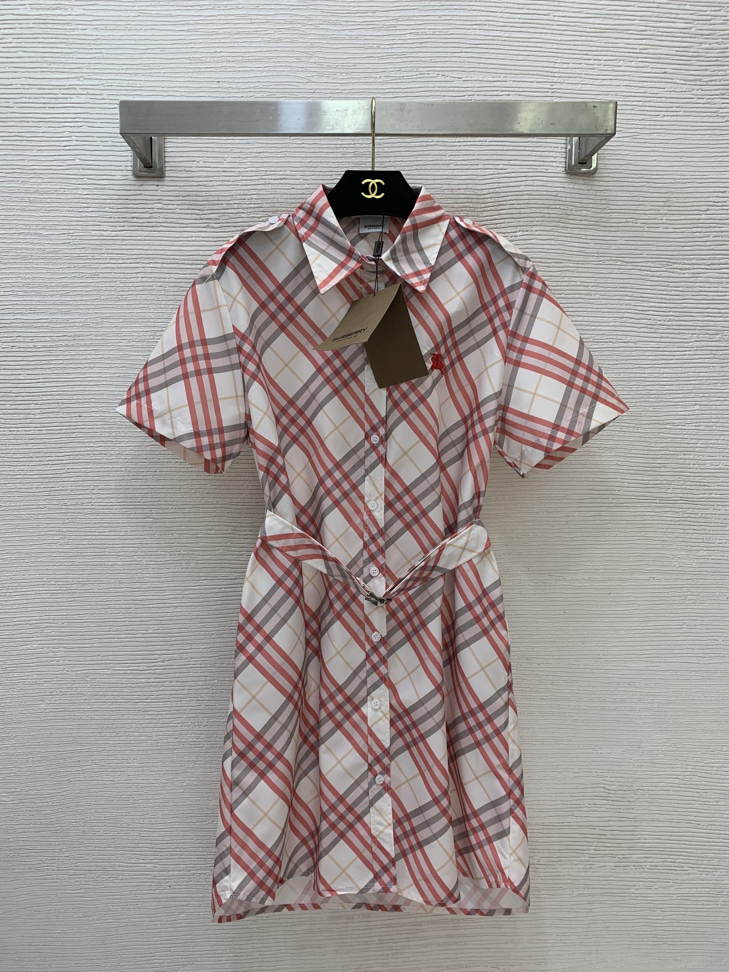 NO:885215,Model No. D26061128 BURBERR*Y new model B’s customized plaid contrasting print, embroidered war horse small logo on the chest, buttoned placket, belt to tighten waist, slim lapels, short-sleeved shirt dress!  (M size shoulder width 40, bust 104, sleeve length 21, skirt length 92),,burberry,skirts,T-shirt,19860909款号D26061128 BURBERR*Y新款 B家定制格纹撞色印花、胸前刺绣战马小徽标系扣门襟搭配腰带收腰显瘦翻领短袖衬衣裙连衣裙！（M码肩宽40,胸围104,袖长21,裙长92）,,burberry,skirts,T-shirt,,Women's clothing