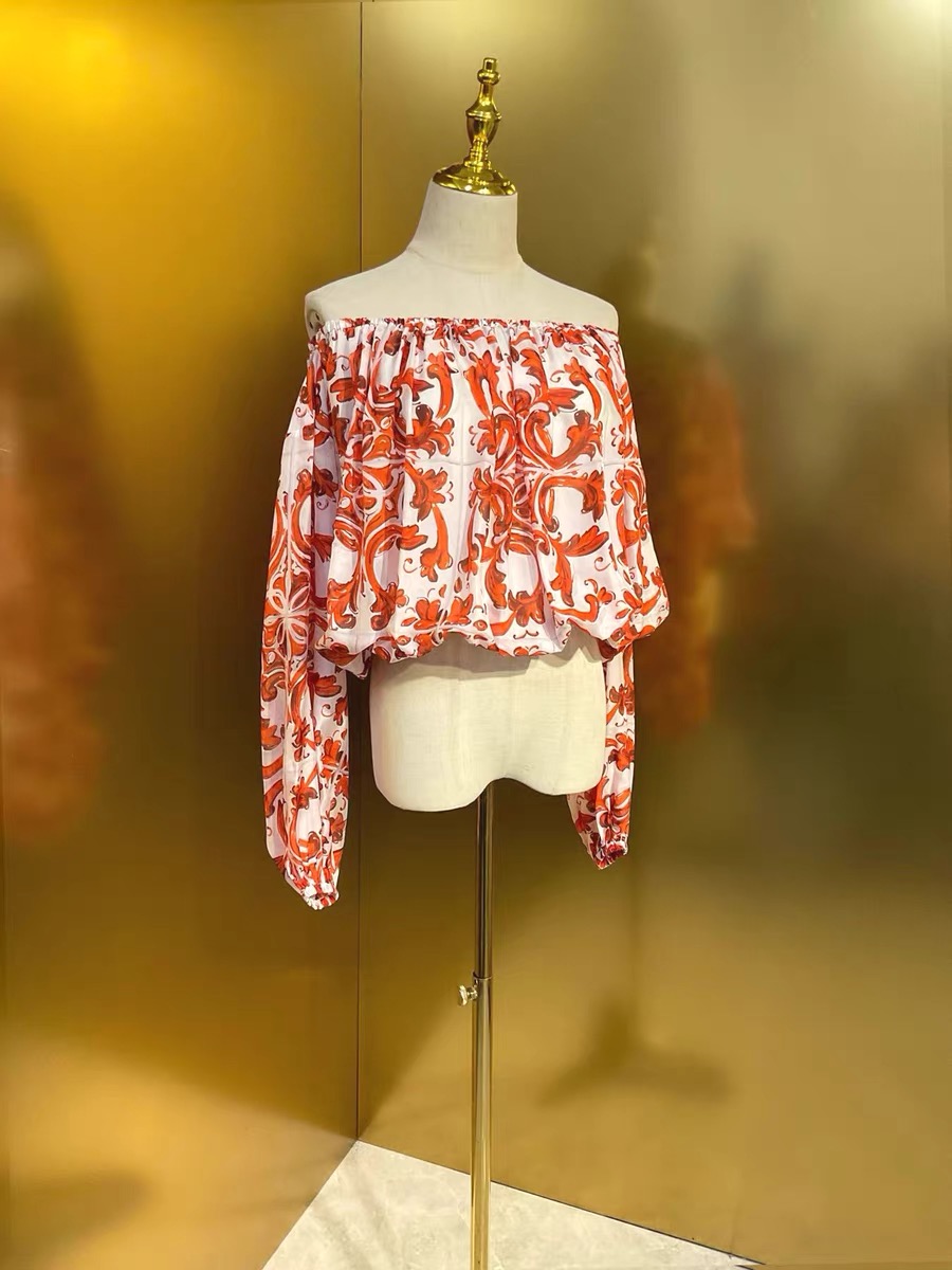 NO:885120,Style No. D26061123 & Dolce & Gabbana DG* new style, summer romantic orange ceramic pomelo pattern series retro printed fabric, elasticated pleats on the upper and lower hems, loose and versatile, light and breathable see-through yarn, discreet long-sleeved top!  A variety of ways to wear it - slant shoulder, one shoulder, or paired with jeans for a great look!  (M size bust 88, sleeve length 60, dress length 49),,Dolce&Gabbana,jeans,19860909款号D26061123 &杜嘉班纳DG*新款 夏日浪漫橙色陶瓷柚花纹系列复古印花面料、上下摆做有松紧弹力抽褶 宽松百搭轻薄透气透视纱小心机长袖上衣！多种穿法~斜肩穿、一字肩 、搭配牛仔裤穿嘎嘎出片！ （M码胸围88,袖长60,衣长49）,,Dolce&Gabbana,jeans,,Women's clothing