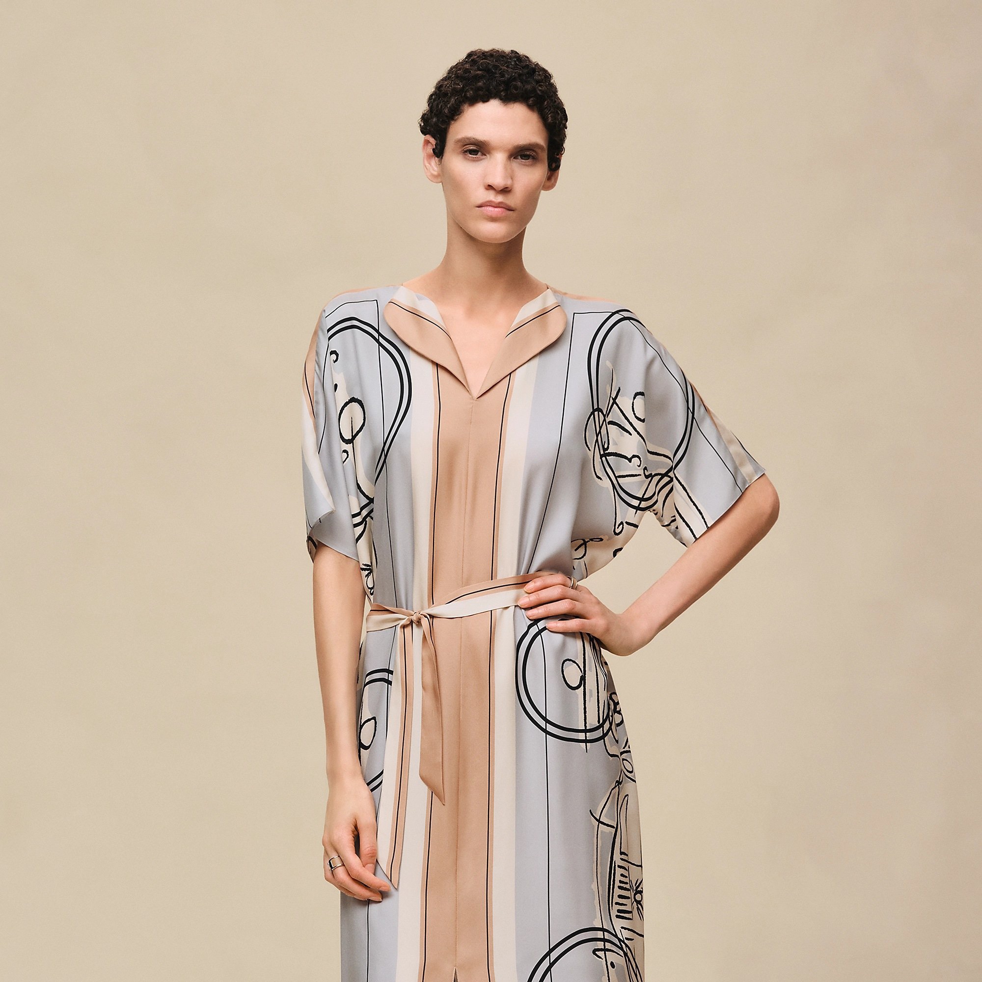 NO:883215,No. G26061125 HERM*S new high-end boutique customization using 19 mm heavyweight silk twill fabric, and the lining is also mulberry silk!  H family's classic circular corrugated circle pattern print, loose version, fashionable and versatile flap collar, light luxury holiday style silk dress!  Light blue, blue, white, (S size bust 104, raglan sleeve length 39, skirt length 119), Hermès-clothing, hermes, hermes, skirts, real silk,19860909号G26061125 HERM*S新 高端精品定制采用19姆米重磅真丝斜纹绸面料、内衬也是桑蚕丝！H家经典环形波纹圆圈图案印花、宽松版时尚百搭翻盖领轻奢度假风真丝连衣裙！浅蓝色、蓝色、白色 、 （S码胸围104,连肩袖长39,裙长119）,爱马仕-服装,hermes,hermes,skirts,real silk,,Women's clothing