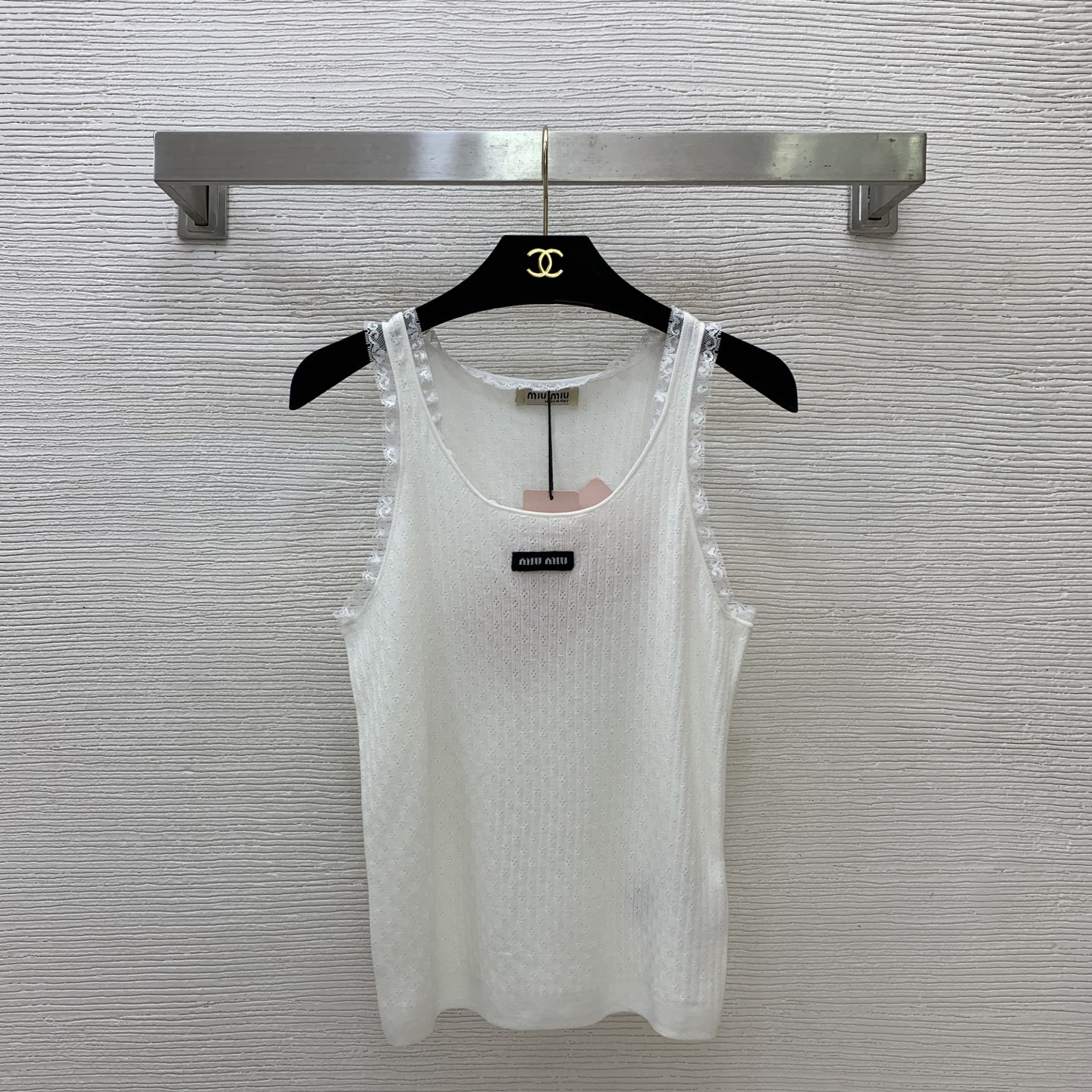 NO:888792,Model No. G26061468 MIUMI*U new high-end customized wool yarn hollow see-through thin fabric, lace splicing vertical pattern hollow see-through slim fit sleeveless knitted vest top!  White, 36.38.40 (bust 74 in size 38, length 54),,miumiu,19860909款号G26061468 MIUMI*U缪家新款 高端定制羊毛纱线镂空透视薄面料、蕾丝花边拼接竖纹镂空透视修身显瘦无袖针织背心上衣！白色,36.38.40（38码胸围74,衣长54）,,miumiu,,Women's clothing