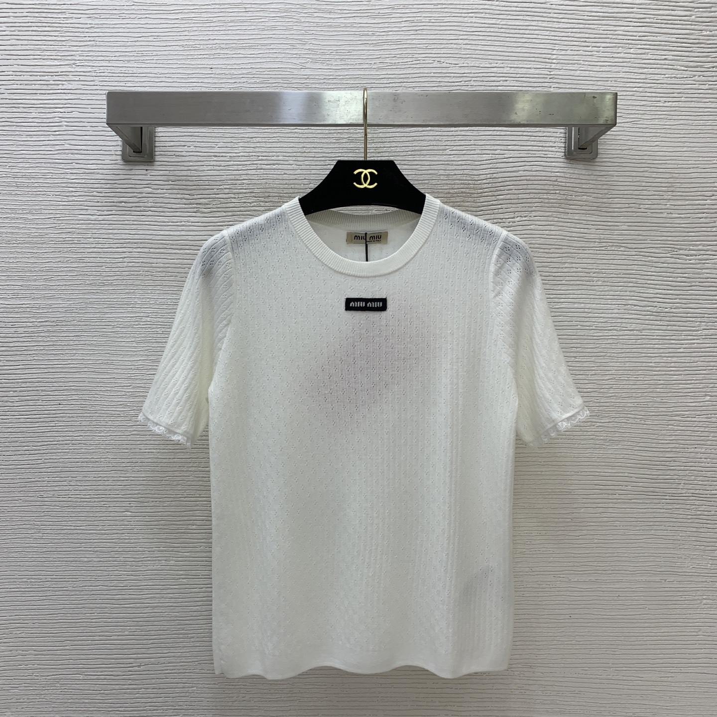 NO:886548,No. G26061470 MIUMI*U Miaojiaxin high-end customized wool yarn hollow see-through thin fabric, lace splicing vertical pattern hollow see-through sweater top!  White, 36.38.40 (38 size bust 84, sleeve length 22, dress length 55), Miumiu-clothing, miumiu, T-shirt,19860909号G26061470 MIUMI*U缪家新 高端定制羊毛纱线镂空透视薄面料、蕾丝花边拼接竖纹镂空透视修身圆领短袖针织衫上衣！白色,36.38.40（38码胸围84,袖长22,衣长55）,缪缪-服装,miumiu,T-shirt,,Women's clothing