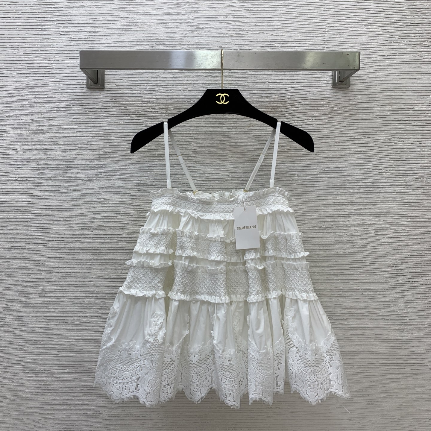 NO:888809,Style No. D26061468 ZIMMERMA*N Australian brand custom-made lace splicing pure cotton fabric, heavy-duty A-line halter top with fungus hems!  White, black, (M size bust 66~82 back elastic, total length 41 excluding shoulder straps),,19860909款号D26061468 ZIMMERMA*N兹默曼澳洲品牌定制蕾丝拼接纯棉面料、木耳边重工打揽A字版吊带上衣！白色、黑色、 （M码胸围66～82后背弹力,总长41不含肩带）,,,Women's clothing