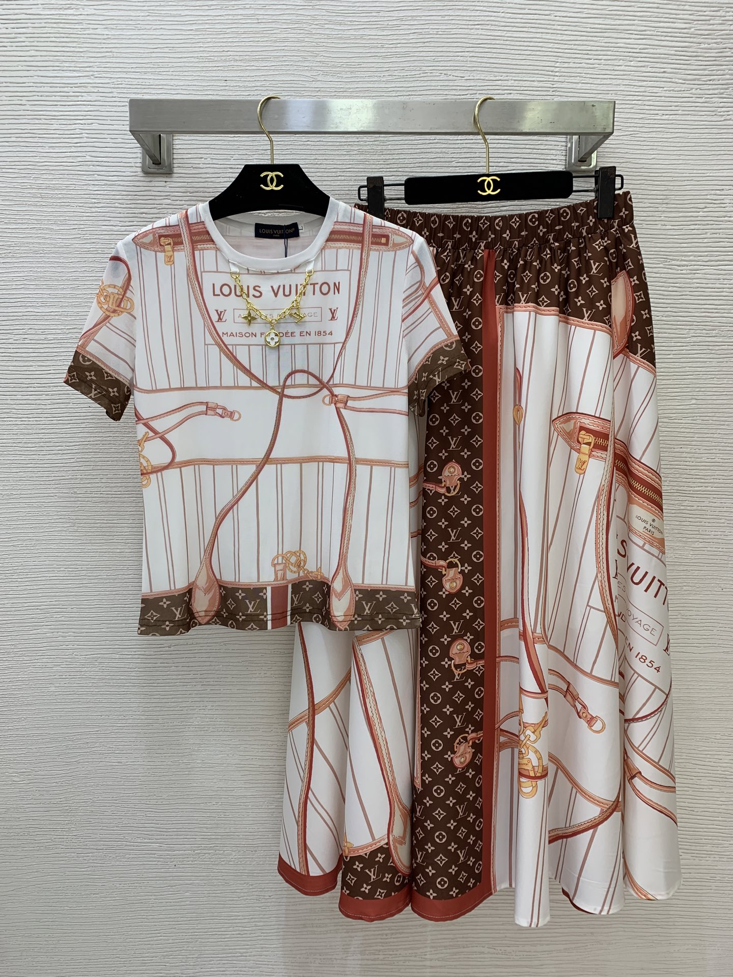 NO:888774,Style No. D26061458 LOUIS*Lvjia LV new style belt zipper buckle pattern presbyopia print fashionable two-piece suit!  Metal chain decorated round neck short-sleeved T-shirt top with elastic waist and large skirt long skirt!  (L size shoulder width 36, bust 84, sleeve length 17, dress length 53; waist 68 ~ 90 elastic, skirt length 89),, louis vuitton, louis vuitton, louis vuitton, louis vuitton, skirts, T-shirt, tees, t-shirt,19860909款号D26061458 LOUIS*驴家LV新款 皮带拉链卡扣图案老花印花时尚两件套装！金属链条装饰圆领短袖t恤上衣松紧腰大裙摆长款半身裙！ （L码肩宽36,胸围84,袖长17,衣长53；腰围68～90弹力,裙长89）,,louis vuitton,louis vuitton,louis vuitton,louis vuitton,skirts,T-shirt,tees，t-shirt,,Women's clothing