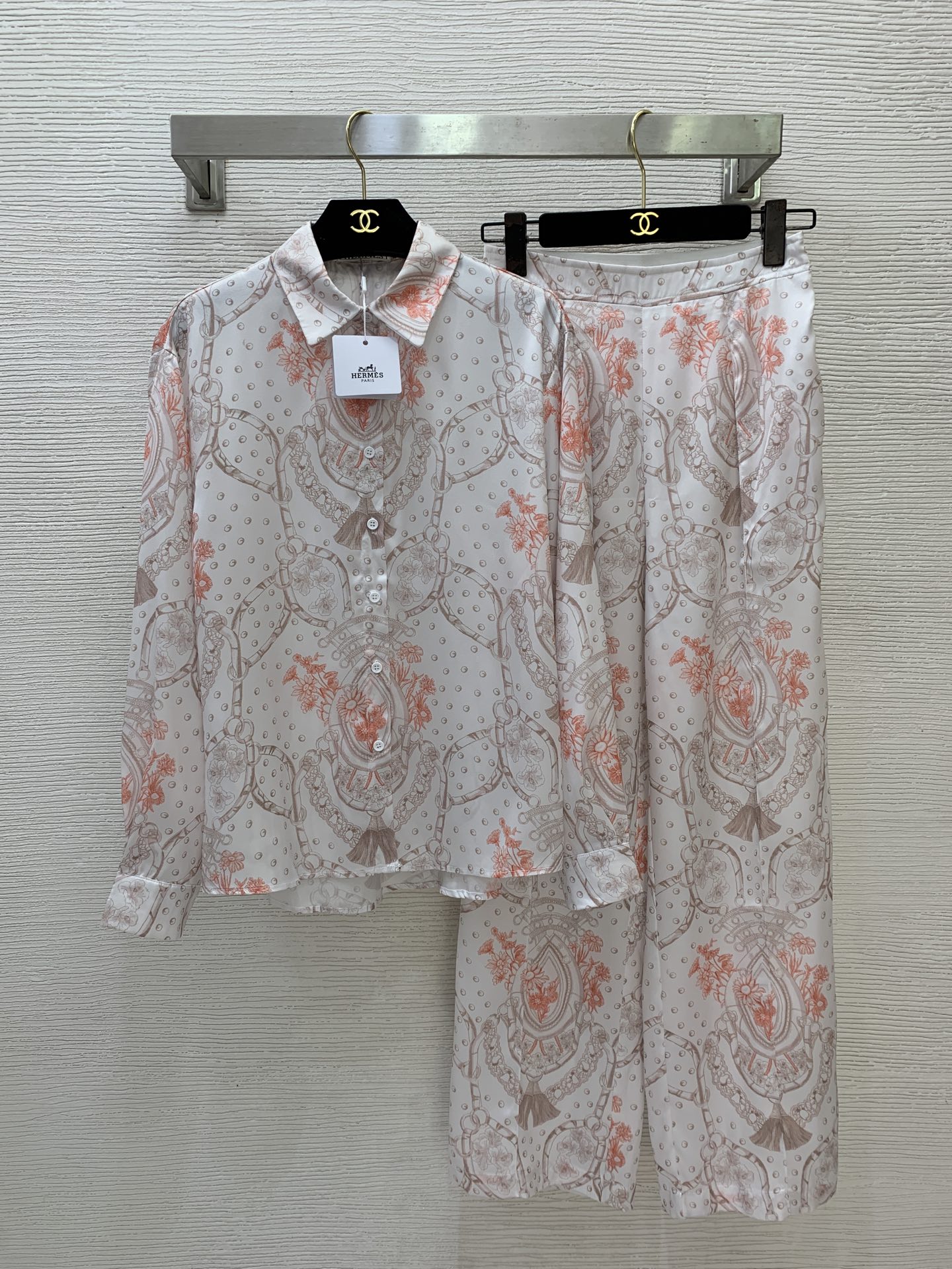 NO:888765,Model No. D26061348 HERM*S new rope loop pattern flower print temperament casual two-piece suit!  Buttoned placket, lapels, loose and fashionable long-sleeved shirts with elasticated back, loose wide-leg trousers!  (M size shoulder width 42, bust 100, sleeve length 56, front length 64/back center length 67; waist 64~76 back elasticity, hip 90, pants length 101),, hermes,19860909款号D26061348 HERM*S新款 绳索环圈图案花朵印花气质休闲两件套装！系扣门襟翻领宽松时尚长袖衬衣后背橡筋松紧宽松阔腿长裤！（M码肩宽42,胸围100,袖长56,前衣长64/后中长67；腰围64～76后背弹力,臀围90,裤长101）,,hermes,,Women's clothing