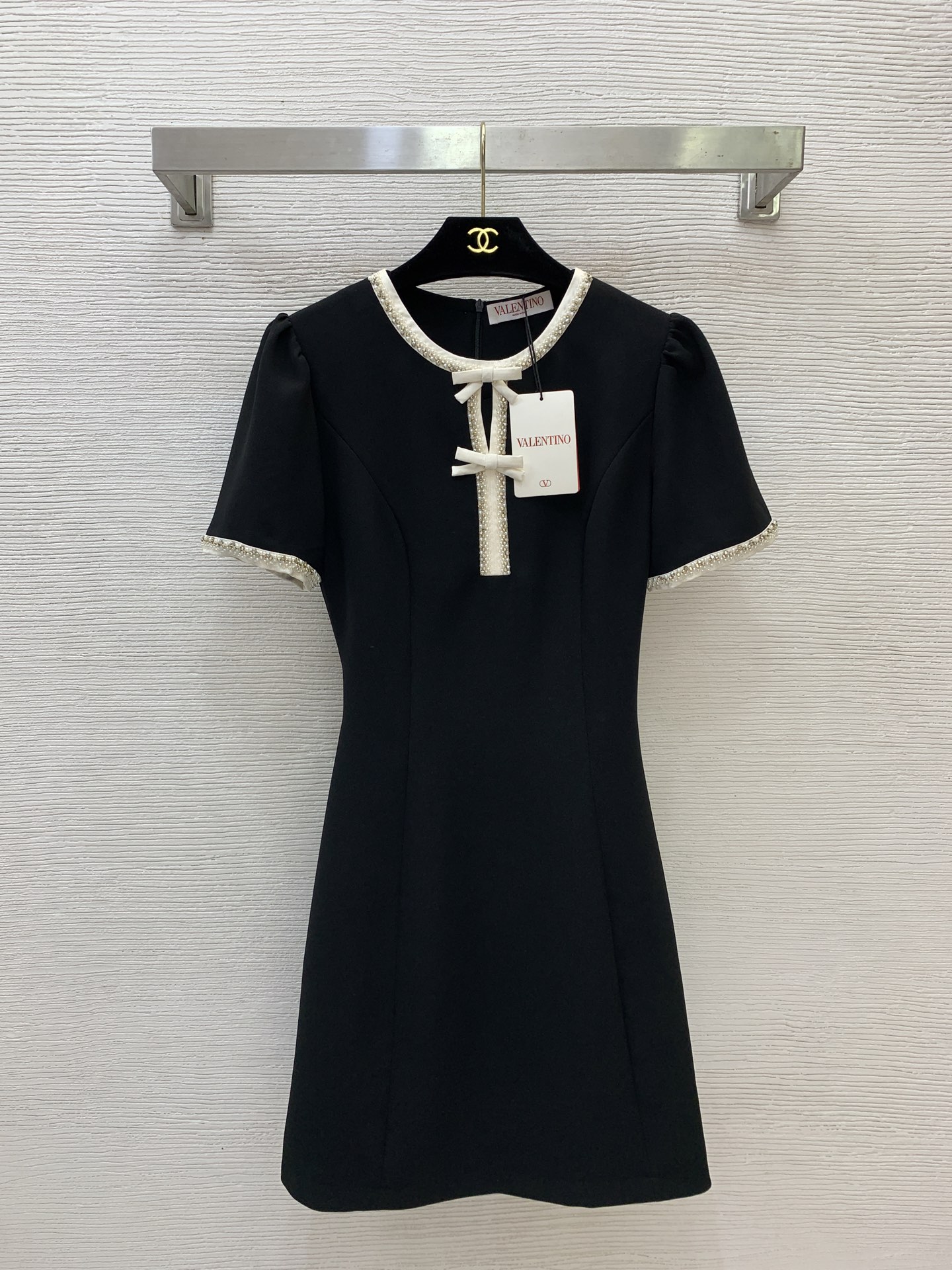 NO:886499,Model No. G26051546 VALENTIN*O Warren's new high-end customized heavy-duty diamond-encrusted pearl bow decorated slim fit puff-sleeved short-sleeved dress!  Green, pink, black, (M size shoulder width 36, bust 84, waist 74, sleeve length 23, skirt length 90) wholesale, Valentino-clothing, valentino, valentino, skirts, T-shirt,19860909款号G26051546 VALENTIN*O华伦家新款高端定制重工镶钻珍珠蝴蝶结装饰修身显瘦泡泡袖短袖连衣裙！绿色、粉色、黑色、 （M码肩宽36,胸围84,腰围74,袖长23,裙长90）批发,华伦天奴-服装,valentino,valentino,skirts,T-shirt,,Women's clothing