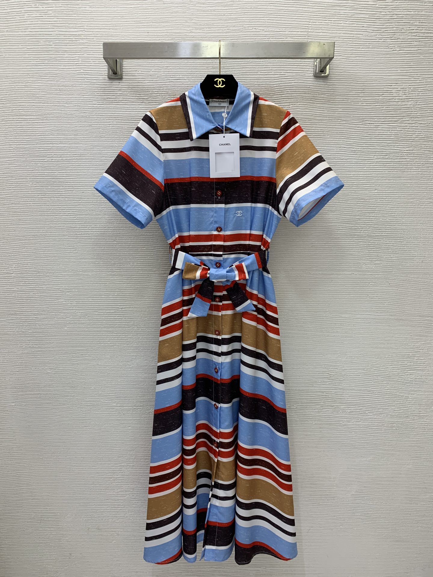 NO:889715,Model number D26061538 CHANE*L new style contrasting stripes and color matching single-breasted placket waist slimming wide-sleeved short-sleeved dress!  (M size shoulder width 36, bust 96, waist 80, sleeve length 24, skirt length 129),,chanel,skirts,T-shirt,19860909款号D26061538 CHANE*L新款 撞色条纹拼色单排扣门襟收腰显瘦大摆短袖连衣裙！（M码肩宽36,胸围96,腰围80,袖长24,裙长129）,,chanel,skirts,T-shirt,,Women's clothing