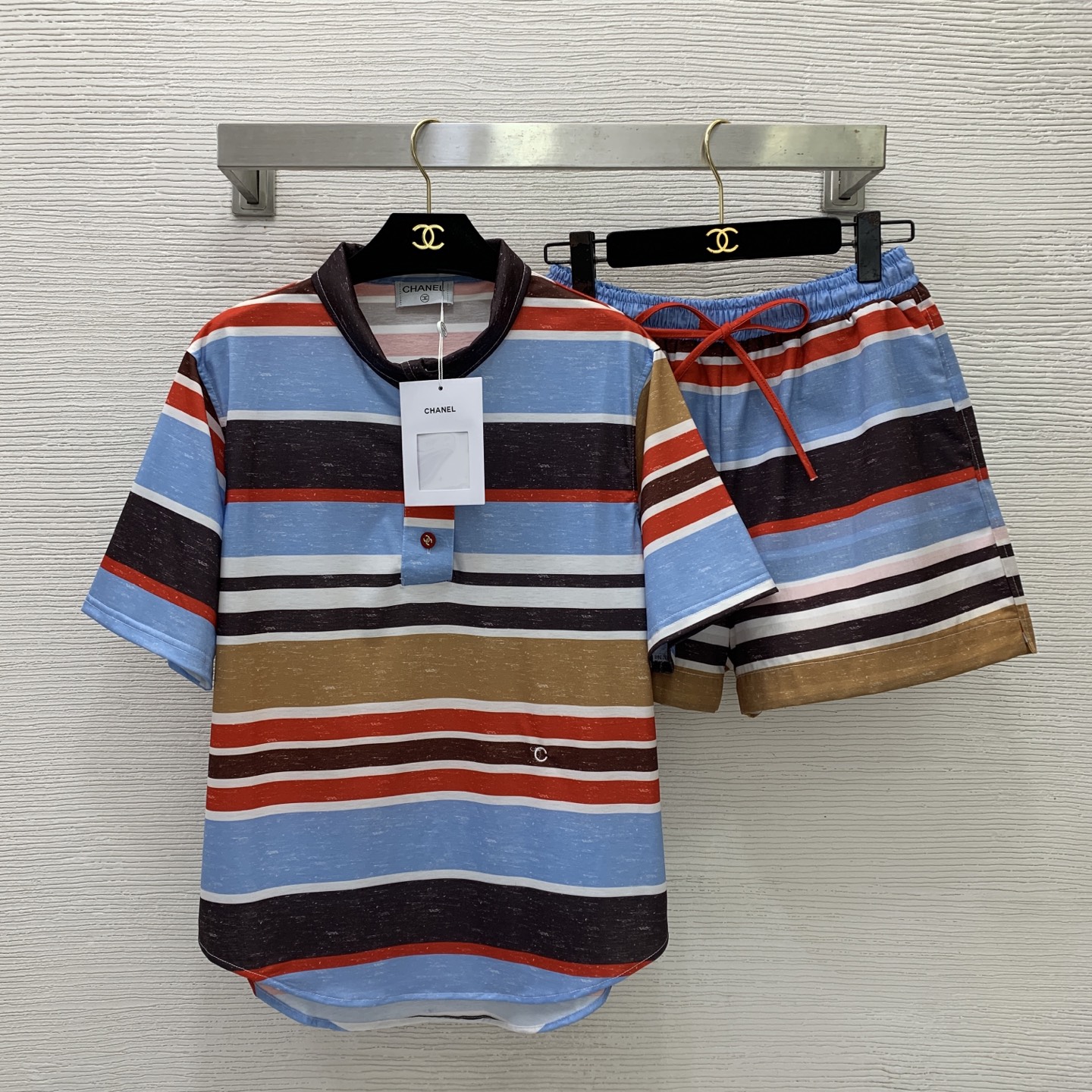 NO:889710,Style number D26061524 CHANE*L new style contrasting stripes and color matching fashionable and casual two-piece suit!  Small lapel, stand-up collar, button placket, curved hem, loose-fitting short-sleeved shirt, top with drawstring, elastic waist, loose shorts!  (M size shoulder width 44, chest 106, sleeve length 24, back center length 69; waist 62 ~ 90, pants length 36),,chanel,shorts,shirts,T-shirt,19860909款号D26061524 CHANE*L新款 撞色条纹拼色时尚休闲两件套装！小翻领立领系扣门襟弧摆宽松洋气短袖衬衫上衣抽绳松紧腰宽松小短裤！（M码肩宽44,胸围106,袖长24,后中长69；腰围62～90,裤长36）,,chanel,shorts,shirts,T-shirt,,Women's clothing