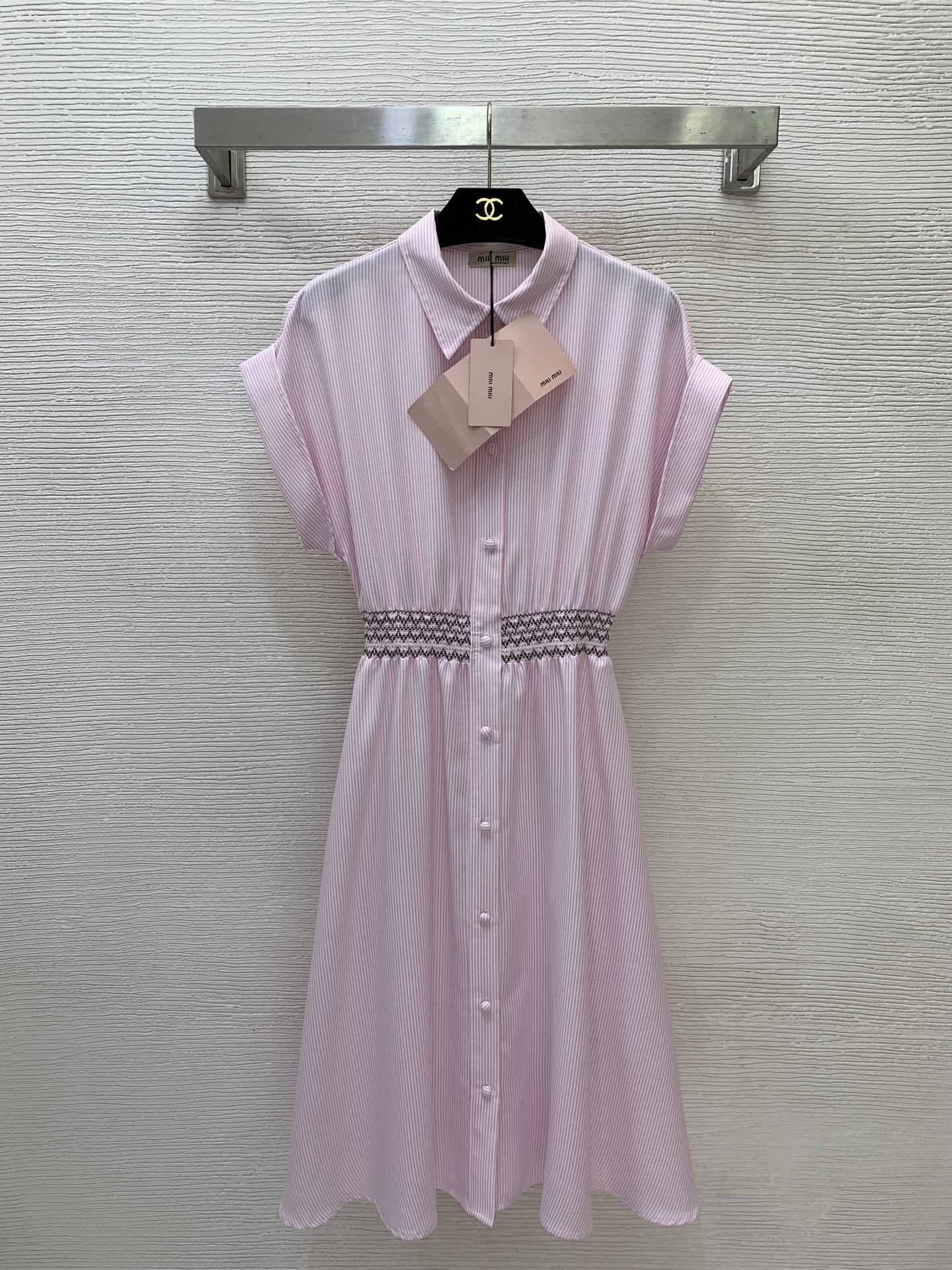 NO:886558,No. G26061598 MIUMI*U Miaojiaxin high-end custom-made simple and fashionable striped single-breasted single-breasted dress with waist and slim lapel short-sleeved dress!  Pink, blue, (M size bust 80~90, waist 62~84 with elastic, sleeve length 24, skirt length 107), Miu Miu-clothing, miumiu, skirts, T-shirt,19860909号G26061598 MIUMI*U缪家新高端定制简约时尚条纹单排扣前襟打揽缩腰显瘦翻领短袖连衣裙！粉色、蓝色、 （M码胸围80～90,腰围62～84打揽弹力,袖长24,裙长107）,缪缪-服装,miumiu,skirts,T-shirt,,Women's clothing