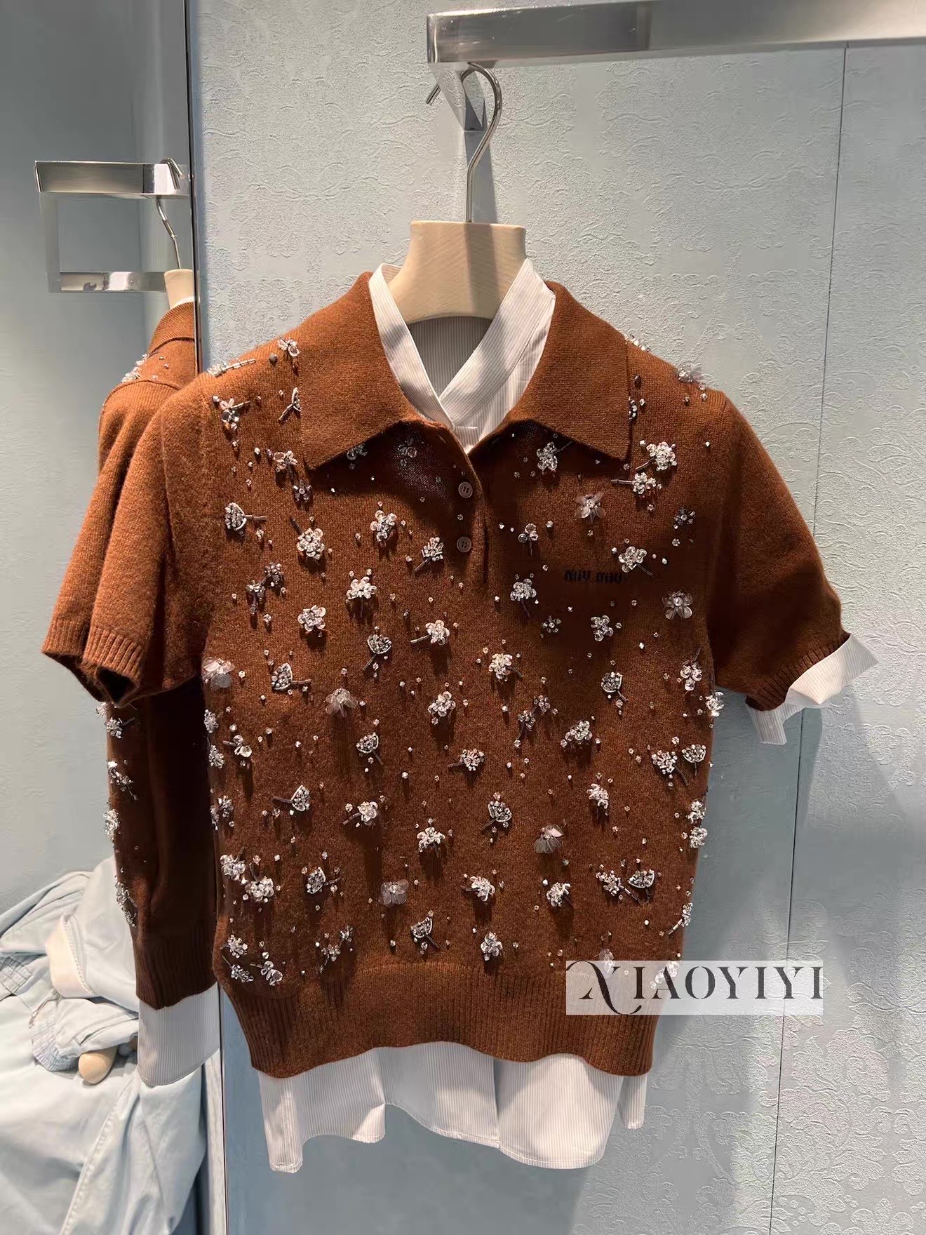 NO:886527,No. G26061364 MIUMI*U Miaojiaxin high-end customized cashmere is soft and skin-friendly!  Heavy sequins, diamond embroidery beads and button placket Polo lapel short-sleeved sweater top!  Gray, navy blue, brown, 36.38.40 (38 size bust 86, sleeve length 20, dress length 54), Miu Miu-clothing, miumiu, T-shirt,19860909号G26061364 MIUMI*U缪家新 高端定制山羊绒软糯亲肤！重工亮片镶钻绣珠装饰系扣门襟Polo翻领短袖针织衫上衣！灰色、藏青色、咖色、36.38.40（38码胸围86,袖长20,衣长54）,缪缪-服装,miumiu,T-shirt,,Women's clothing