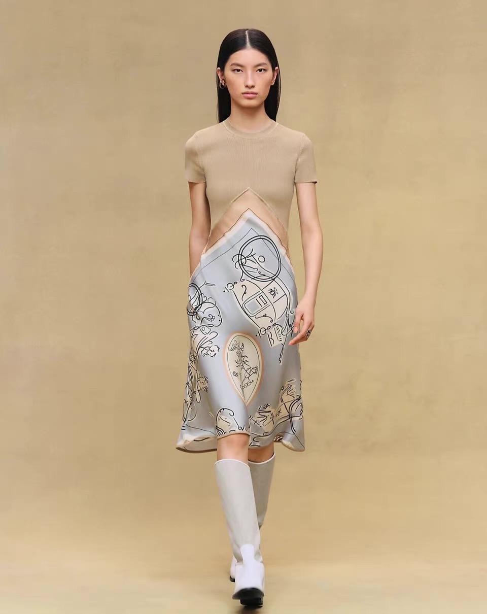 NO:886568,No. G26061384 HERM*S new high-end boutique custom-made 19mm Silk silk twill fabric spliced ​​knitted fabric, circle wheel pattern print slimming and wide-sleeved short-sleeved knitted dress!  Khaki, navy blue, (S size bust 62, sleeve length 18, skirt length 100), Hermes-clothing,hermes,hermes,skirts,T-shirt,real silk,19860909号G26061384 HERM*S新高端精品定制19姆米Silk真丝斜纹绸面料拼接针织面料、圆圈车轮图案印花修身显瘦大摆短袖针织连衣裙！卡其色、藏蓝色、（S码胸围62,袖长18,裙长100）,爱马仕-服装,hermes,hermes,skirts,T-shirt,real silk,,Women's clothing