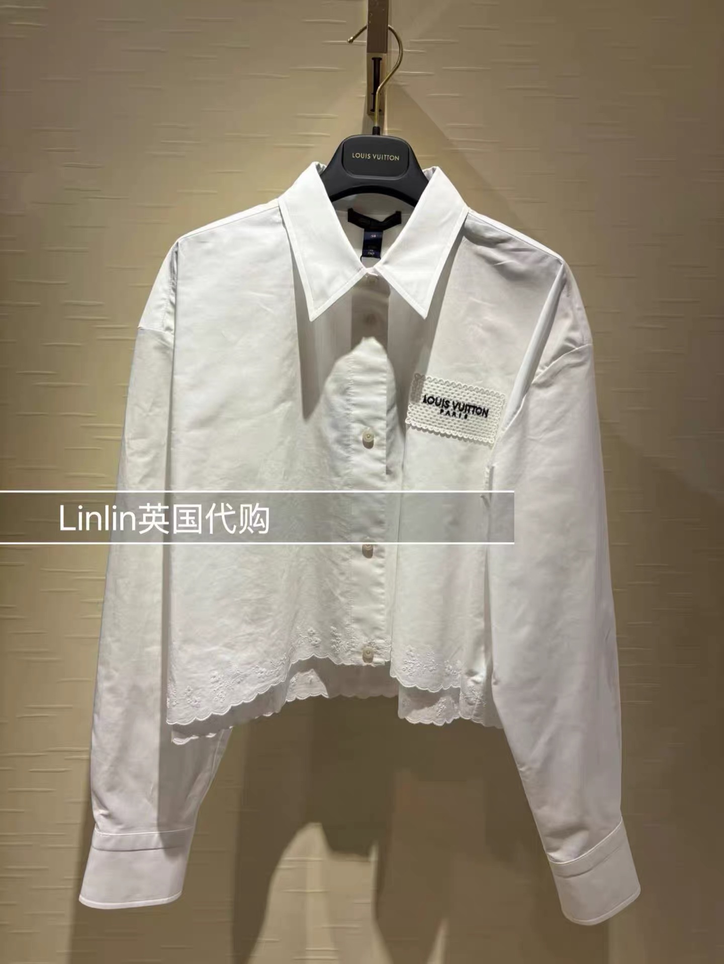 NO:886466,No. D26061475 CHANE*L new letter logo badge decorated with wavy edge flower embroidery loose temperament button placket lapel long-sleeved cotton shirt!  White, (M size shoulder width 52, bust 106, sleeve length 50, dress length 45), Chanel-clothing,chanel,chanel,19860909号D26061475 CHANE*L新 字母logo胸章装饰波浪边花朵绣花宽松气质系扣门襟翻领长袖棉质衬衣！白色,（M码肩宽52,胸围106,袖长50,衣长45）,香奈儿-服装,chanel,chanel,,Women's clothing
