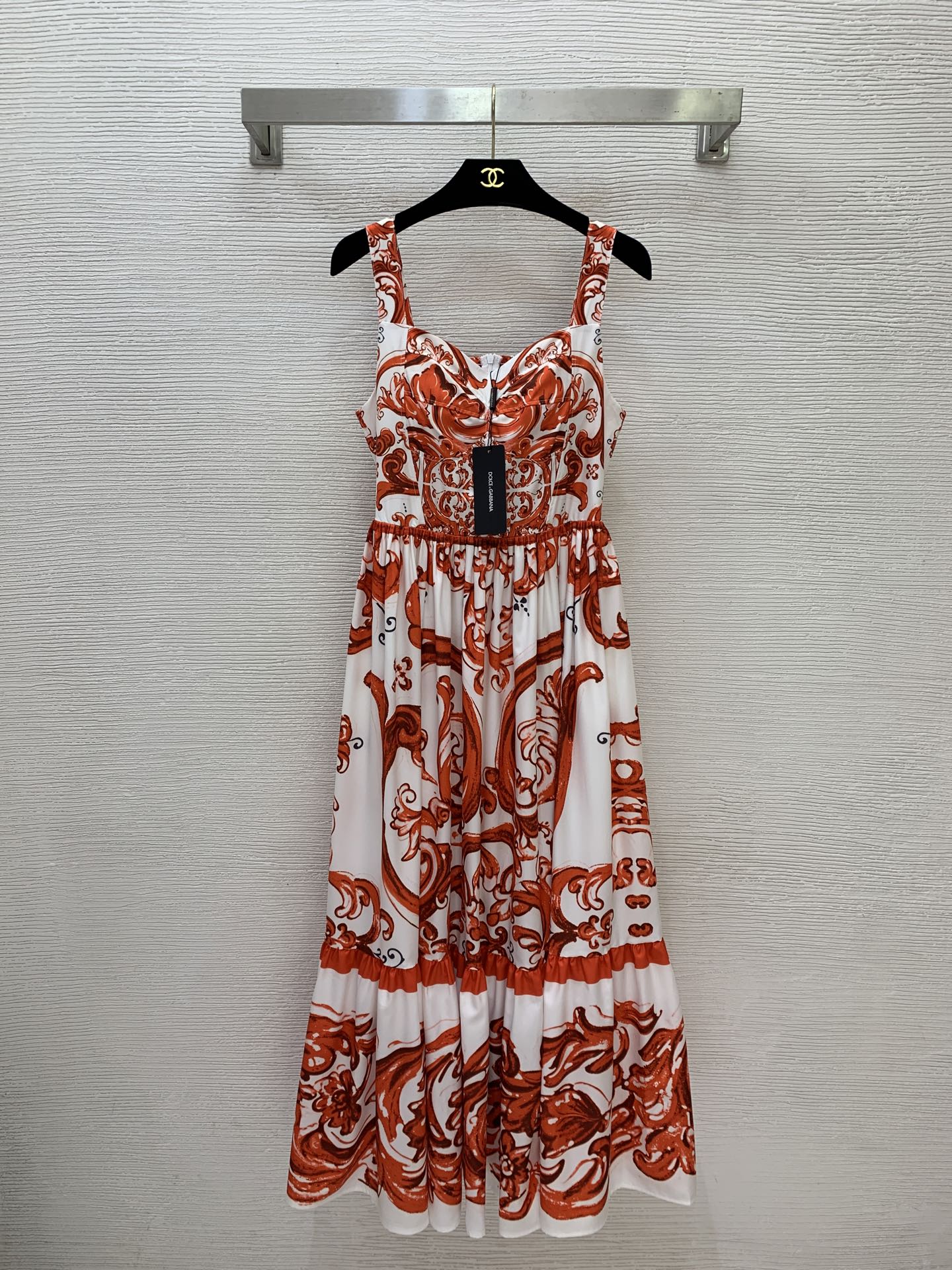 NO:890412,Style No. D26061636 & Dolce & Gabbana DG* new summer romantic orange ceramic glaze retro pattern dress, high waist, slimming big skirt, stylish and fashionable bandeau style elasticated back suspender dress!  (M size bust 82~88 with back support, waist 72, skirt length 129),,Dolce&Gabbana,skirts,19860909款号D26061636 &杜嘉班纳DG*新款夏日浪漫橙色陶瓷釉复古花纹连衣裙、高腰显瘦大裙摆气质时尚抹胸式后背松紧打揽吊带长裙！ （M码胸围82～88后背打揽,腰围72,裙长129）,,Dolce&Gabbana,skirts,,Women's clothing
