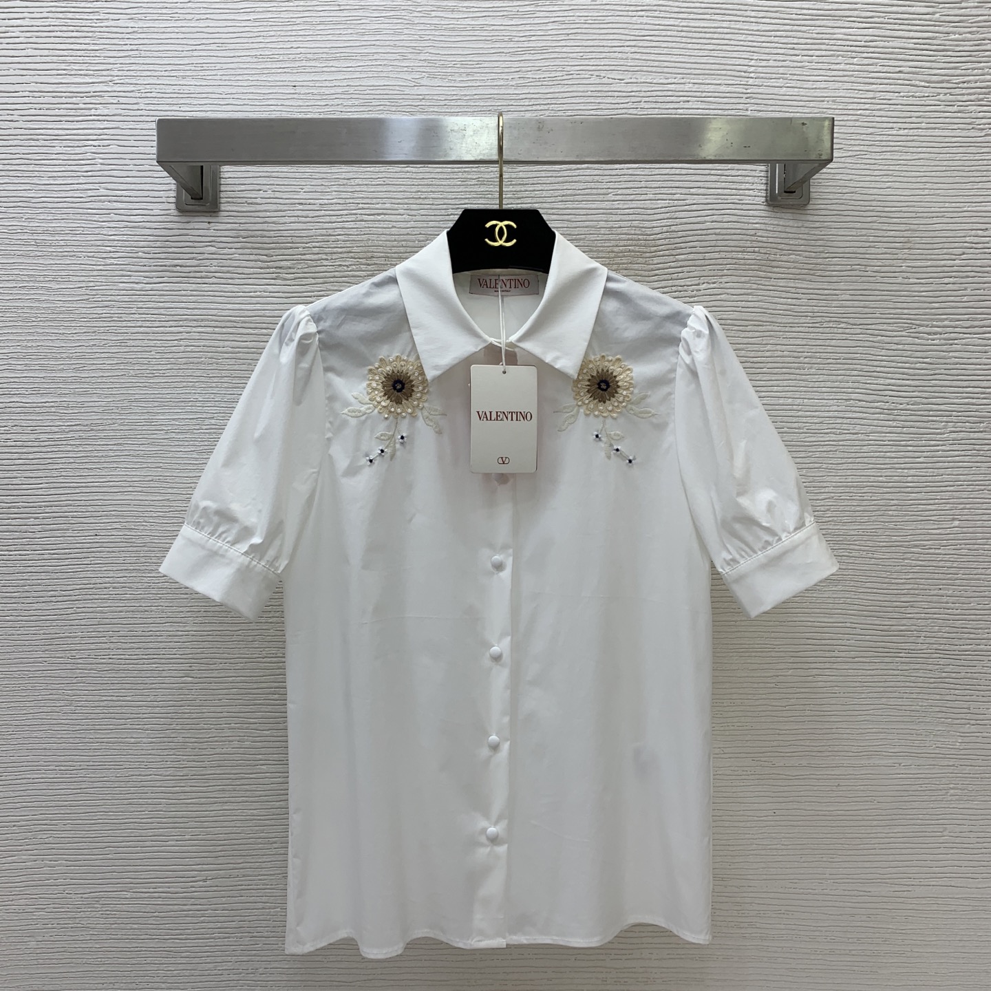 NO:890387,Model No. VALENTIN*O Warren's new high-end custom-made short-sleeved shirt with selected high-quality pure cotton fabrics, heavy-duty flowers, diamond embroidery decoration, button placket, lapel, and puff sleeves!  White, (M size bust 92, sleeve length 25, dress length 61),,valentino,valentino,T-shirt,19860909款号VALENTIN*O华伦家新款高端定制 精选优质纯棉面料、重工花朵镶钻刺绣装饰系扣门襟翻领泡泡袖短袖衬衣！白色, （M码胸围92,袖长25,衣长61）,,valentino,valentino,T-shirt,,Women's clothing
