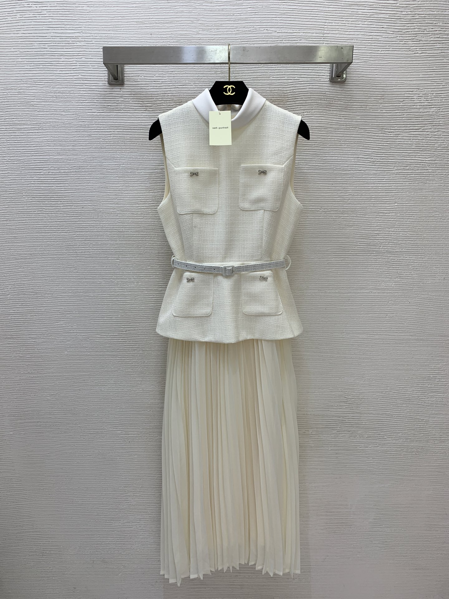 NO:890394,Style No. G26061687 Self-Portrai* New high-end customization, light luxury socialite Xiaoxiangfeng fake two-piece pleated skirt, diamond-encrusted bow pocket decoration and waist-cinching slimming sleeveless stand-collar dress!  Apricot, black, (M size bust 86, waist 72, skirt length 122),,skirts,19860909款号G26061687 Self-Portrai*新款高端定制 轻奢名媛小香风假两件拼接压褶裙摆、镶钻蝴蝶结口袋装饰搭配腰带收腰显瘦无袖立领连衣裙！杏色、黑色、 （M码胸围86,腰围72,裙长122）,,skirts,,Women's clothing