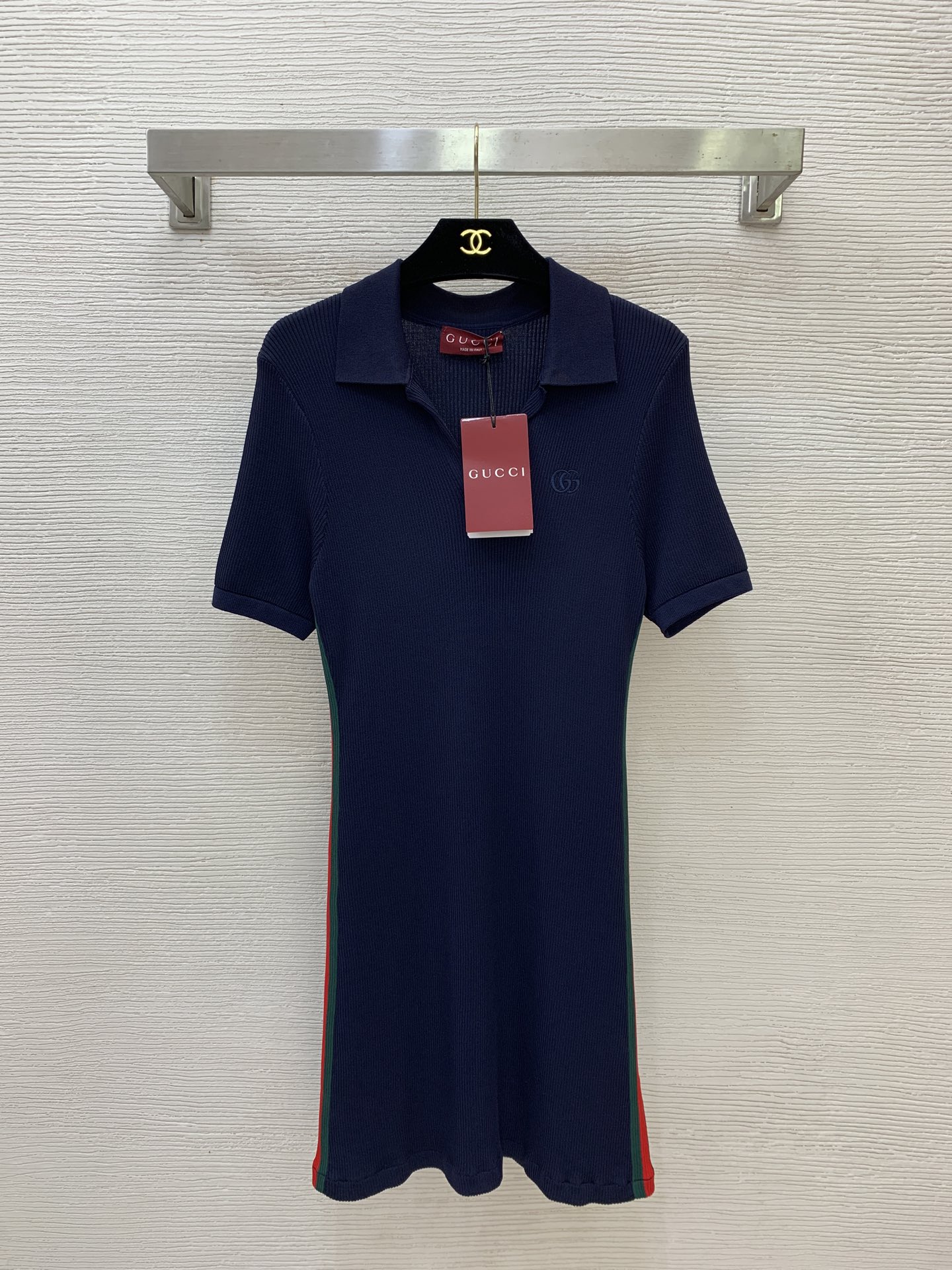 NO:890398,Model No. G26061658 GUCC* new model, high-end customized Tencel knitted fabric, red and green webbing on both sides, GG letter logo embroidered badge on the chest, slim fit V-shaped lapel short-sleeved knitted dress!  Navy blue, (M size bust 70, waist 60, sleeve length 23, skirt length 84),, gucci, skirts, T-shirt,19860909款号G26061658 GUCC*新款 高端定制天丝针织面料、两侧红绿织带拼接胸前GG字母logo刺绣胸章修身显瘦V字翻领短袖针织连衣裙！藏蓝色,（M码胸围70,腰围60,袖长23,裙长84）,,gucci,skirts,T-shirt,,Women's clothing