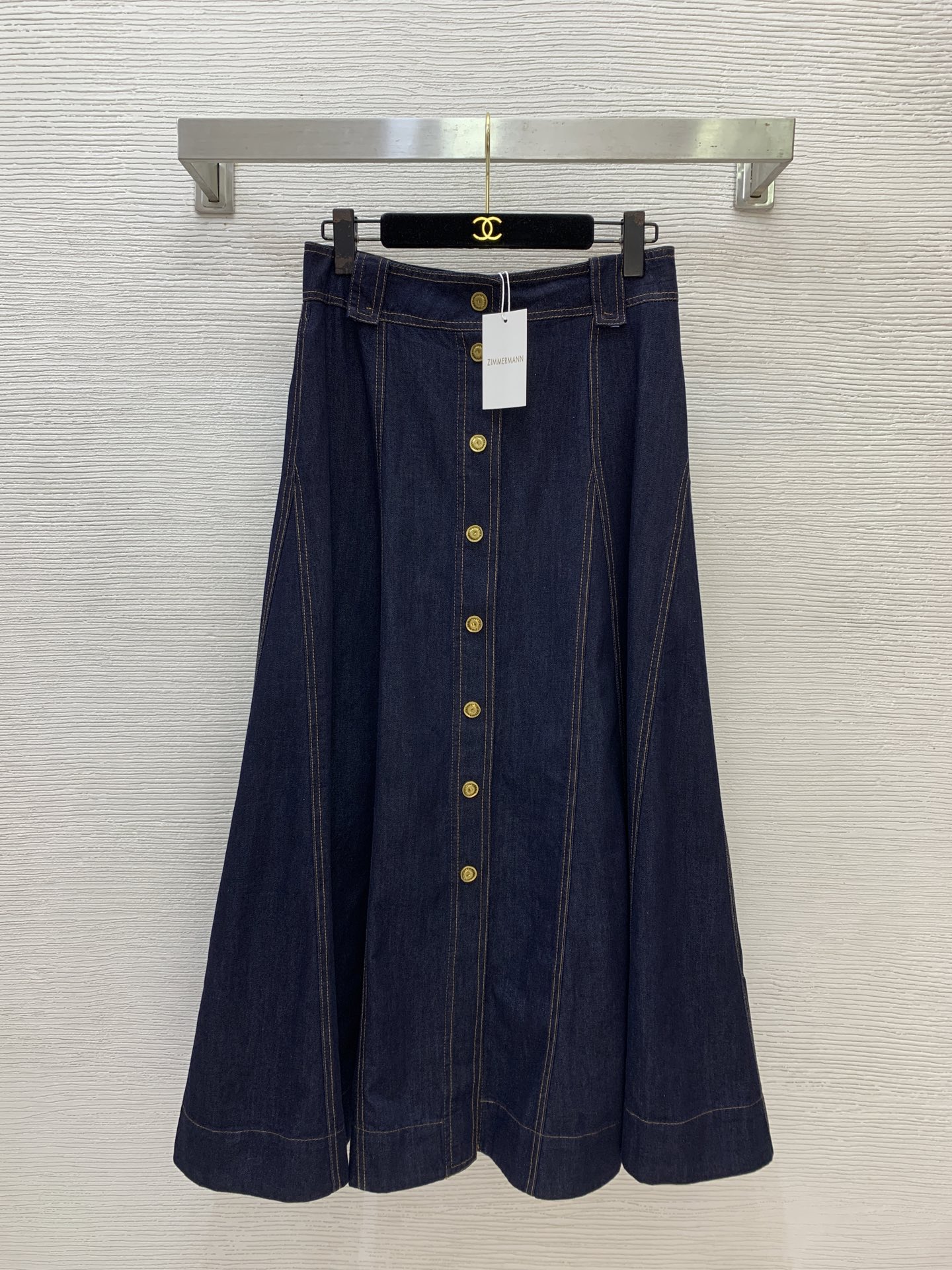 NO:891227,Style No. G26061726 ZIMMERMA*N ZIMMERMA*N Australian brand, high-end customized washed denim cotton fabric, single-breasted front placket with letter logo engraved on the front, gold buttons, herringbone splicing, large skirt, high waist and slim mid-length denim skirt!  Dark blue, (size M waist 72, skirt length 93),,skirts,19860909款号G26061726 ZIMMERMA*N 兹默曼澳洲品牌高端定制洗水牛仔棉面料、单排扣前襟刻字母logo金色纽扣人字形拼接大裙摆、高腰显瘦中长款牛仔半身裙！深蓝色, （M码腰围72,裙长93）,,skirts,,Women's clothing