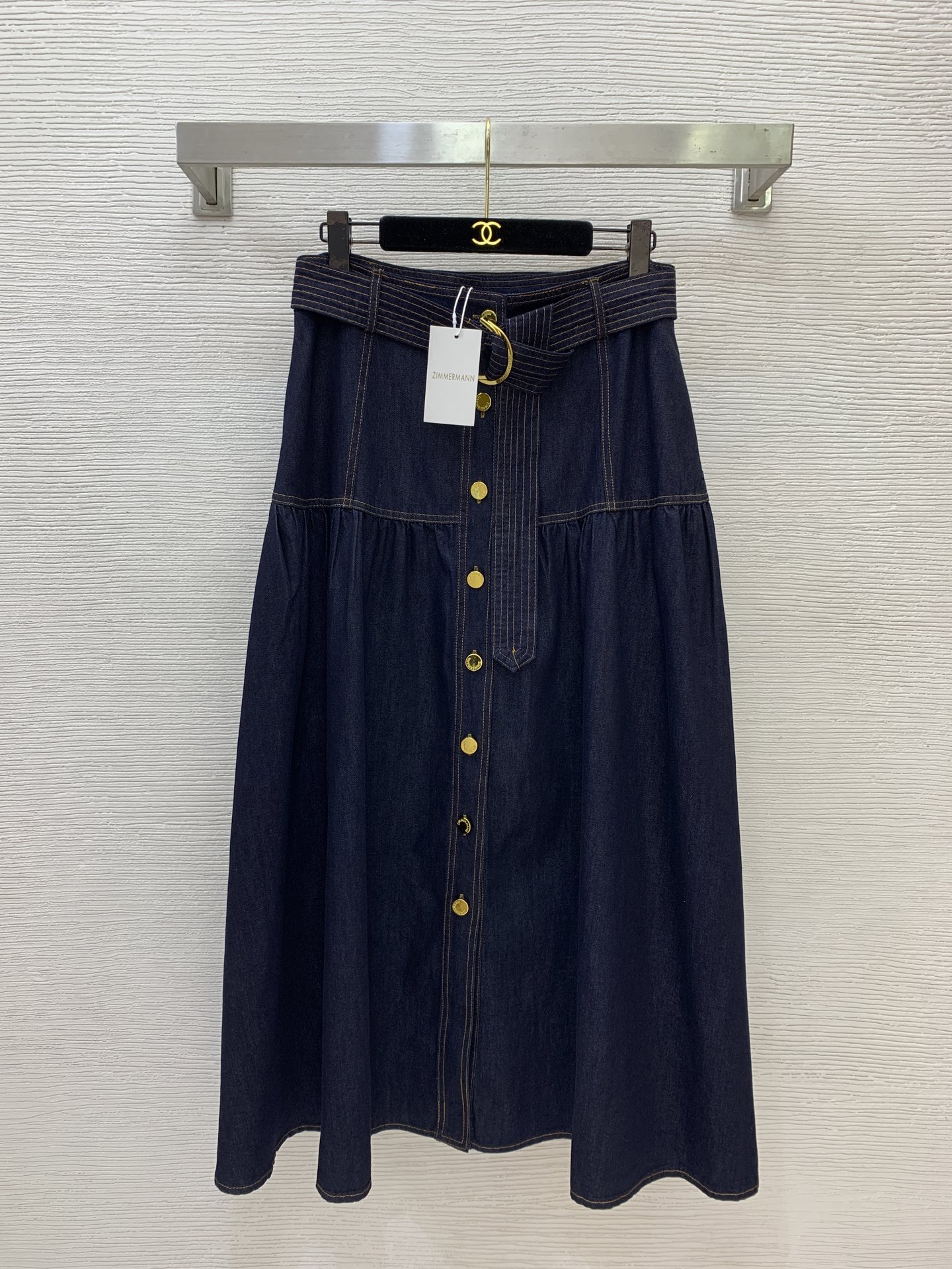 NO:886688,No. G61657 ZIMMERMA*N Zimmerman's new Australian brand high-end customized washed denim fabric, heavy industry letter logo buttons, gold hardware accessories, metal headband, skirt, double topstitching, pinch pleats, single-breasted multi-button decoration, large hem, slim and fashionable denim skirt with pockets on both sides!   (Size L waist 78, skirt length 92), Zimmerman-clothing, skirts,19860909号G61657 ZIMMERMA*N兹默曼新澳洲品牌高端定制洗水牛仔面料、重工字母logo纽扣金色五金配件金属头腰带裙身双明线压线捏褶 单排多扣装饰大摆气质显瘦时尚牛仔半身裙两侧有口袋！  （L码腰围78,裙长92）,兹默曼-服装,skirts,,Women's clothing