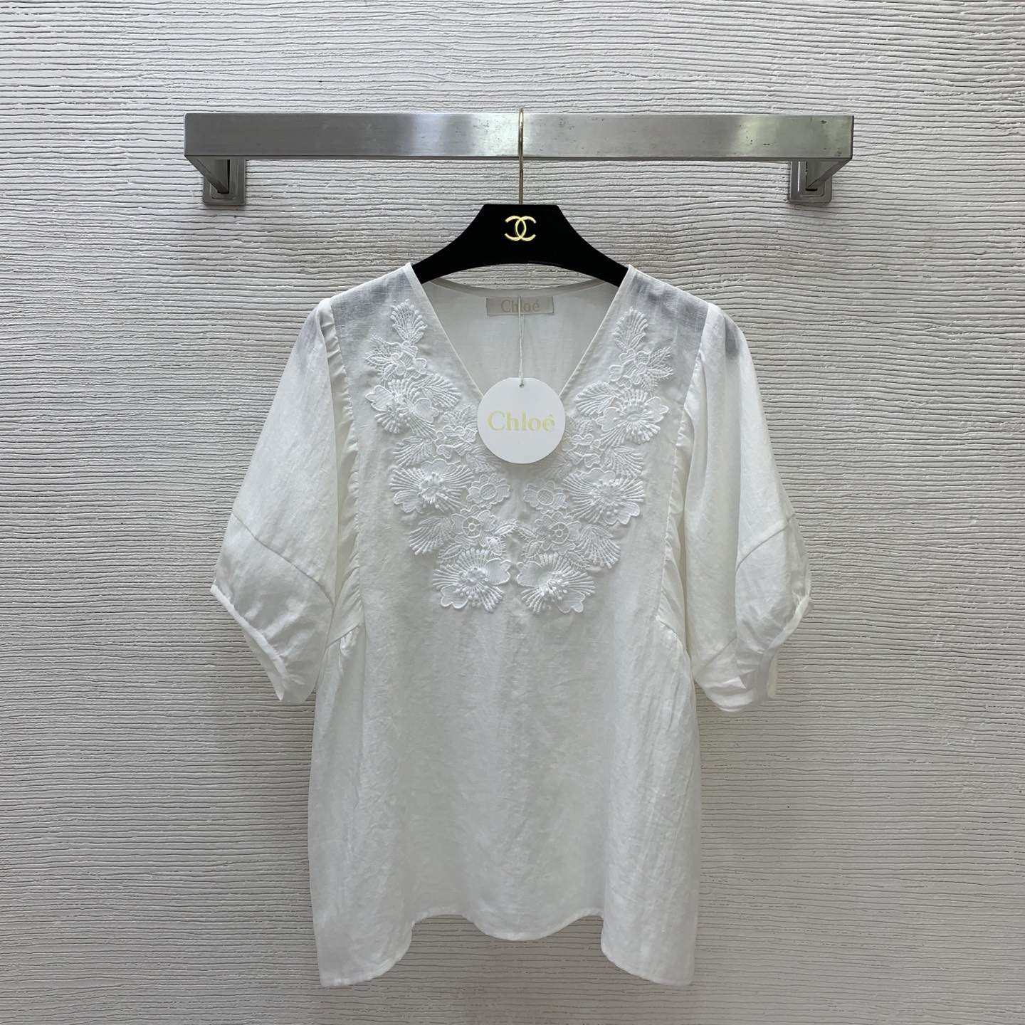 NO:890376,Style No. G26061675 Chloé's new model. High-end customized linen fabric, cool and breathable in summer. Recommended items. Three-dimensional flower leaves and lace splicing decoration on the chest. V-neck, slim and versatile, French gentle style, lantern sleeves, loose top!  Light blue, white, (M size bust 100, sleeve length 28, dress length 59),,chloe,19860909款号G26061675 Chloé蔻依新款 高端定制亚麻面料、夏日凉爽透气性强单品推荐 胸前立体花朵叶片蕾丝拼接装饰V领显瘦百搭法式温柔风灯笼袖宽松版上衣！浅蓝色、白色、 （M码胸围100,袖长28,衣长59）,,chloe,,Women's clothing
