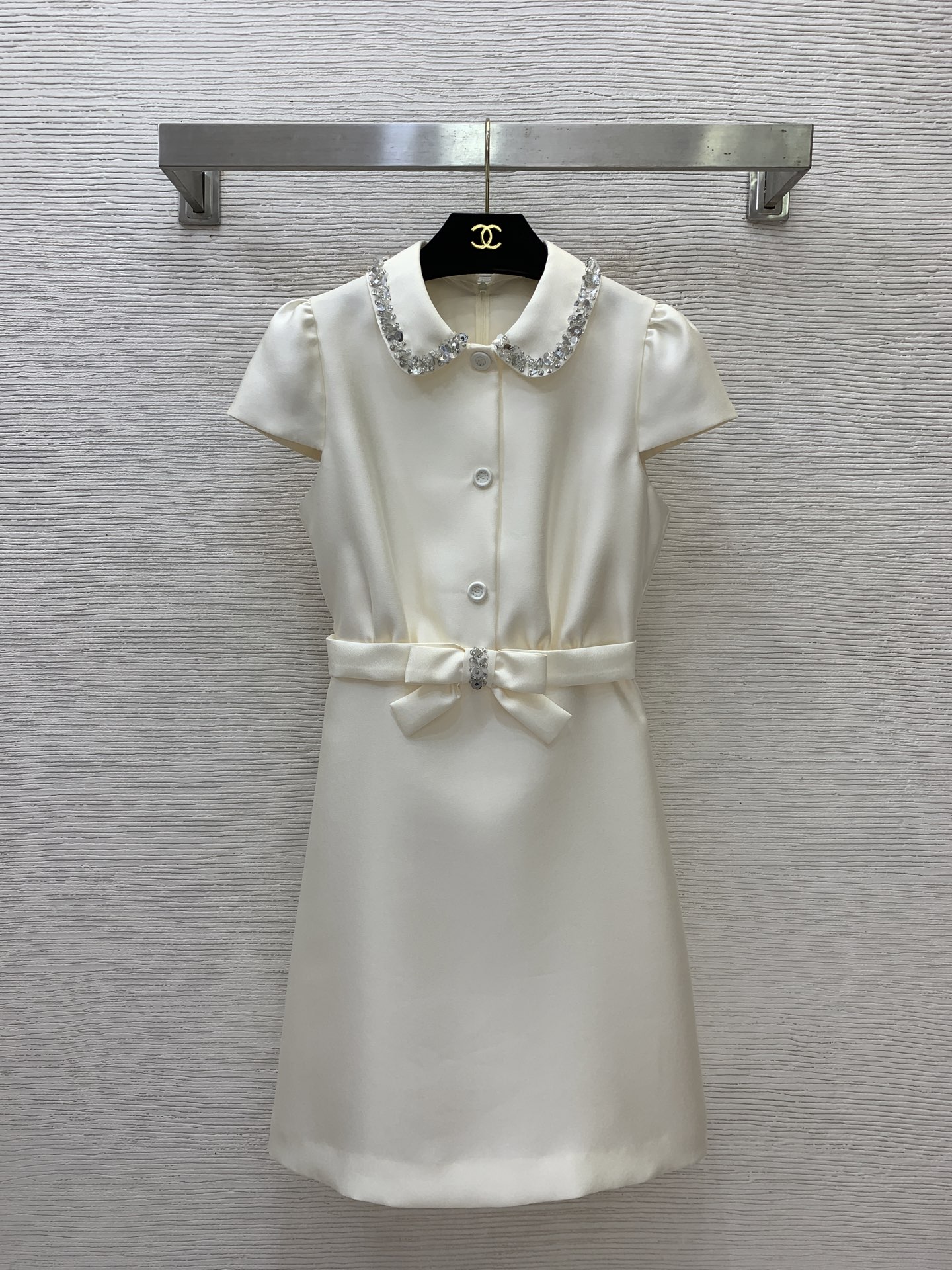 NO:890370,Model No. G26061689 JOYR*A Zhuoya’s new high version customized light silk wool fabric has a crisp and stylish version!  The same style as the goddess Zhao Lusi~ The chest placket is semi-single-breasted, the bodice is elegant and ladylike, the lapel is rhinestone-beaded sequin collar, the waist is three-dimensional bow belt, the waist is slimmed, the A-line skirt is short-sleeved dress!  Blue, apricot, (S size bust 84, waist 68, sleeve length 13, skirt length 87) This style has no collar tag, skirts, T-shirt,19860909款号G26061689 JOYR*A卓雅新款高版本定制光感丝毛面料版型挺括有型！女神赵露思同款～胸前门襟半单排扣上身绝佳气质名媛风范、翻领水钻钉珠亮片领腰部立体蝴蝶结腰带装饰收腰显瘦A字裙摆短袖连衣裙！蓝色、杏色、 （S码胸围84,腰围68,袖长13,裙长87）此款无领标吊牌,,skirts,T-shirt,,Women's clothing